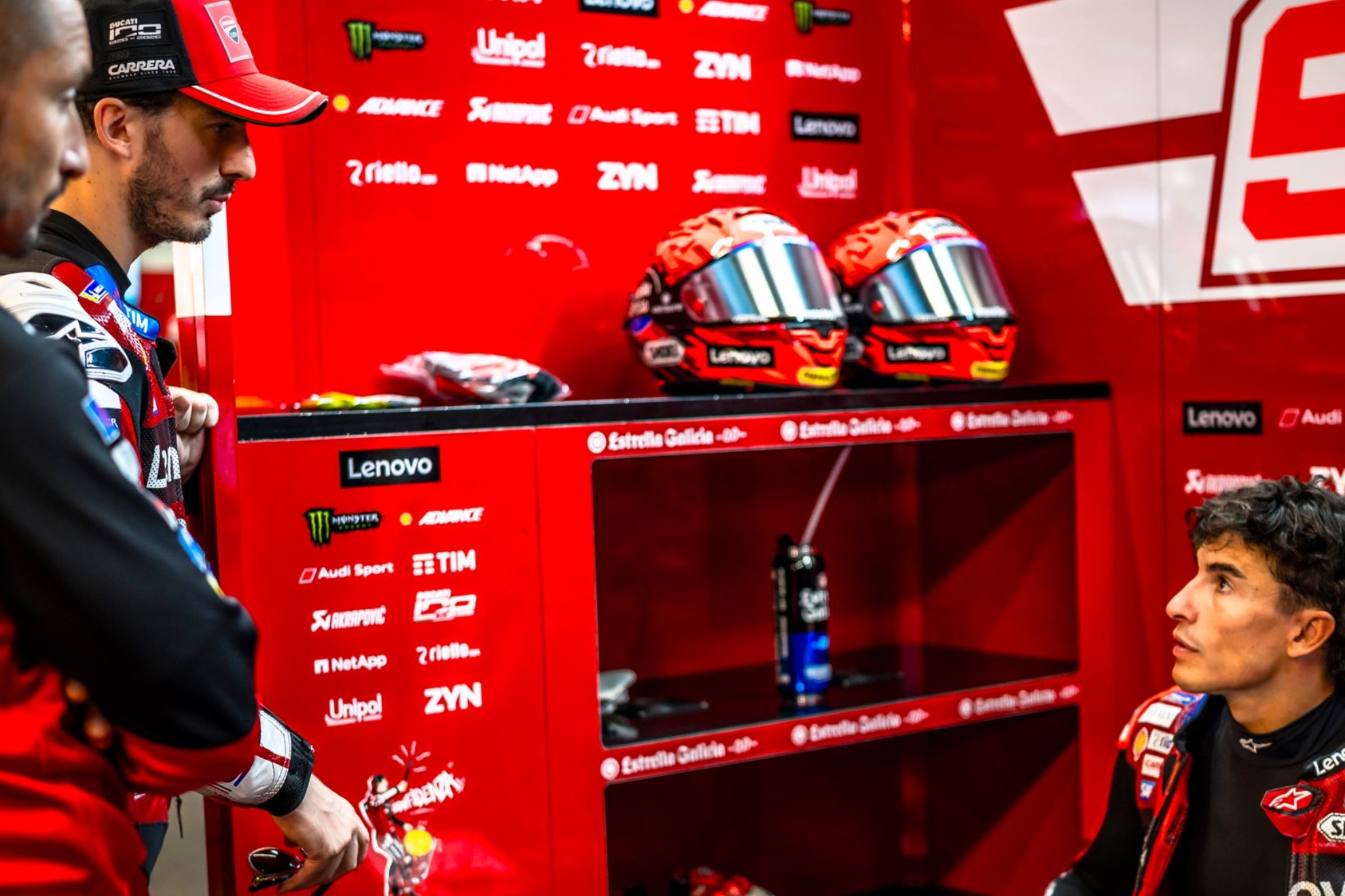 Marc Márquez escucha a Pecco Bagnaia y Poggiali. DUCATI