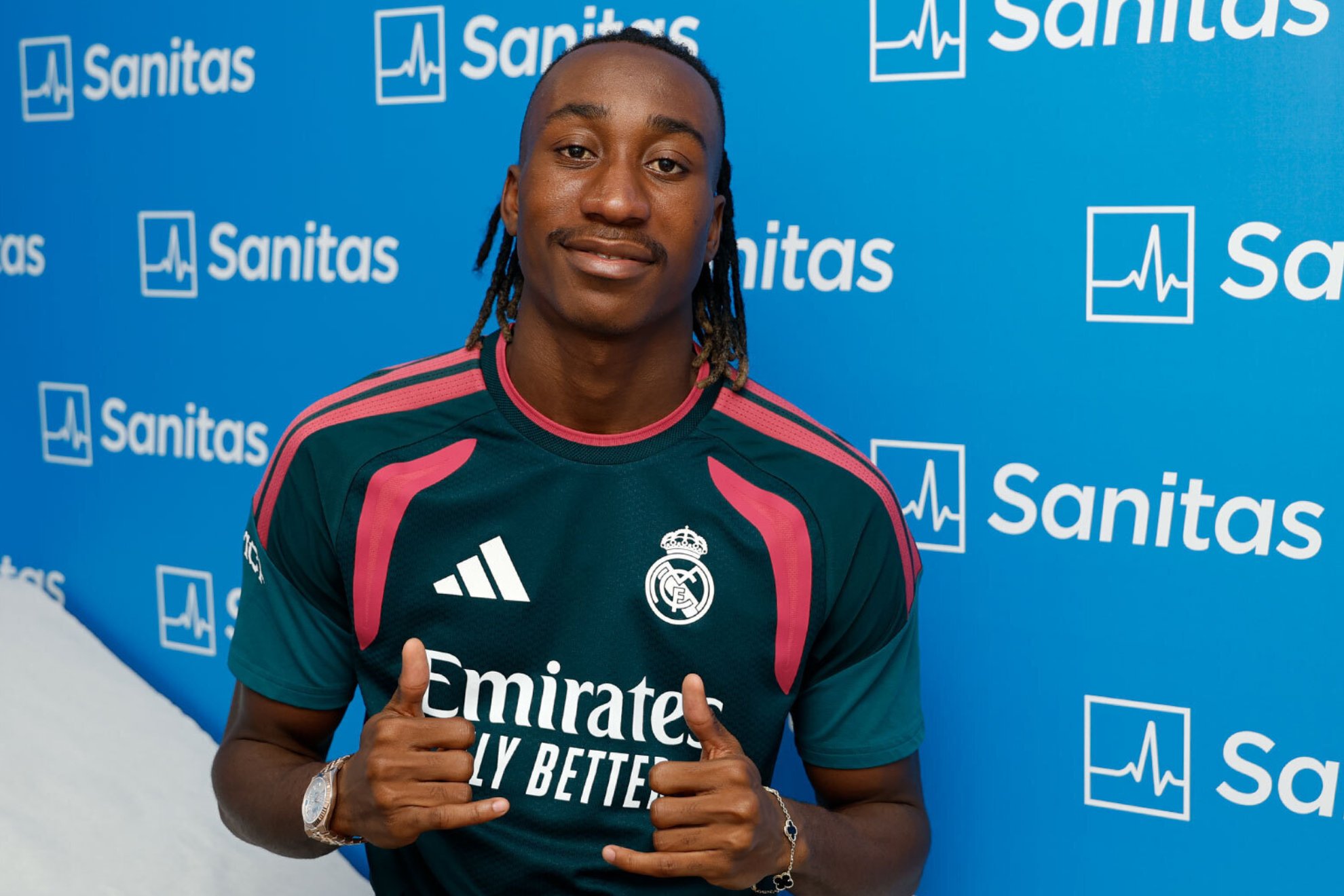 Diomande, pasando el reconocimiento médico con el Madrid. REALMADRID.COM