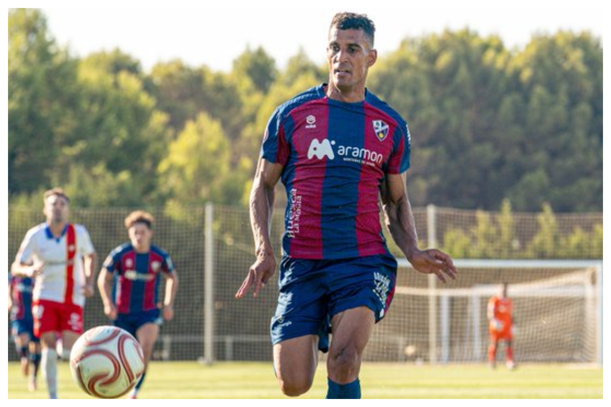 Un lance del partido en la Base Aragonesa de Fútbol SD HUESCA