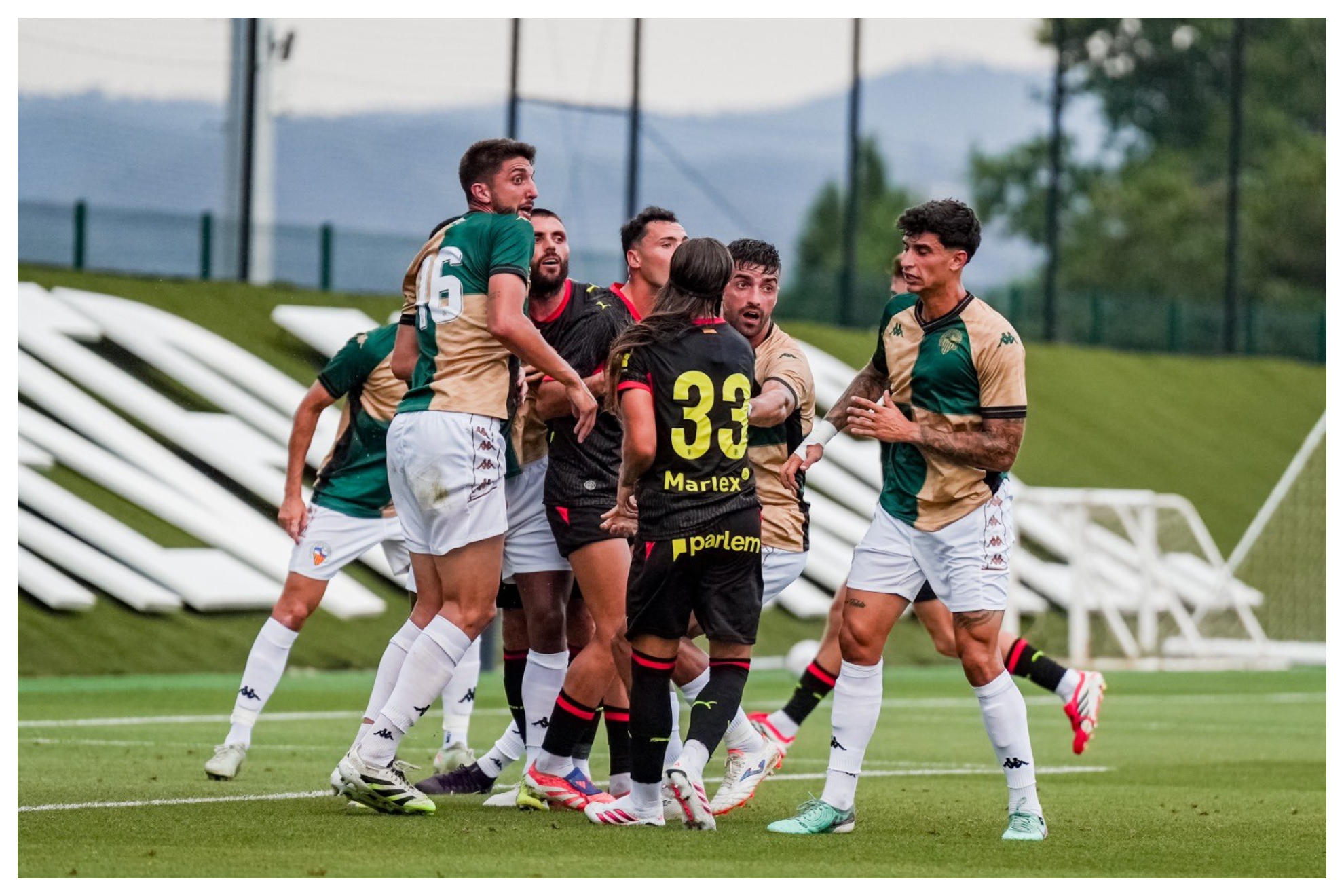 Una momento del derbi catalán entre Girona y Sabadell