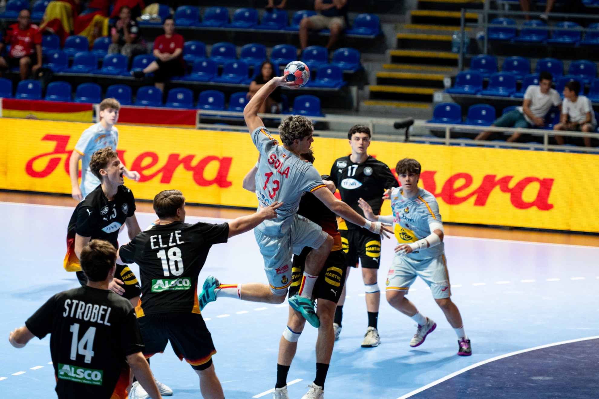 El jugador español Adrián Sola lanza ante Alemania. Lucija Begenisic / EHF EURO