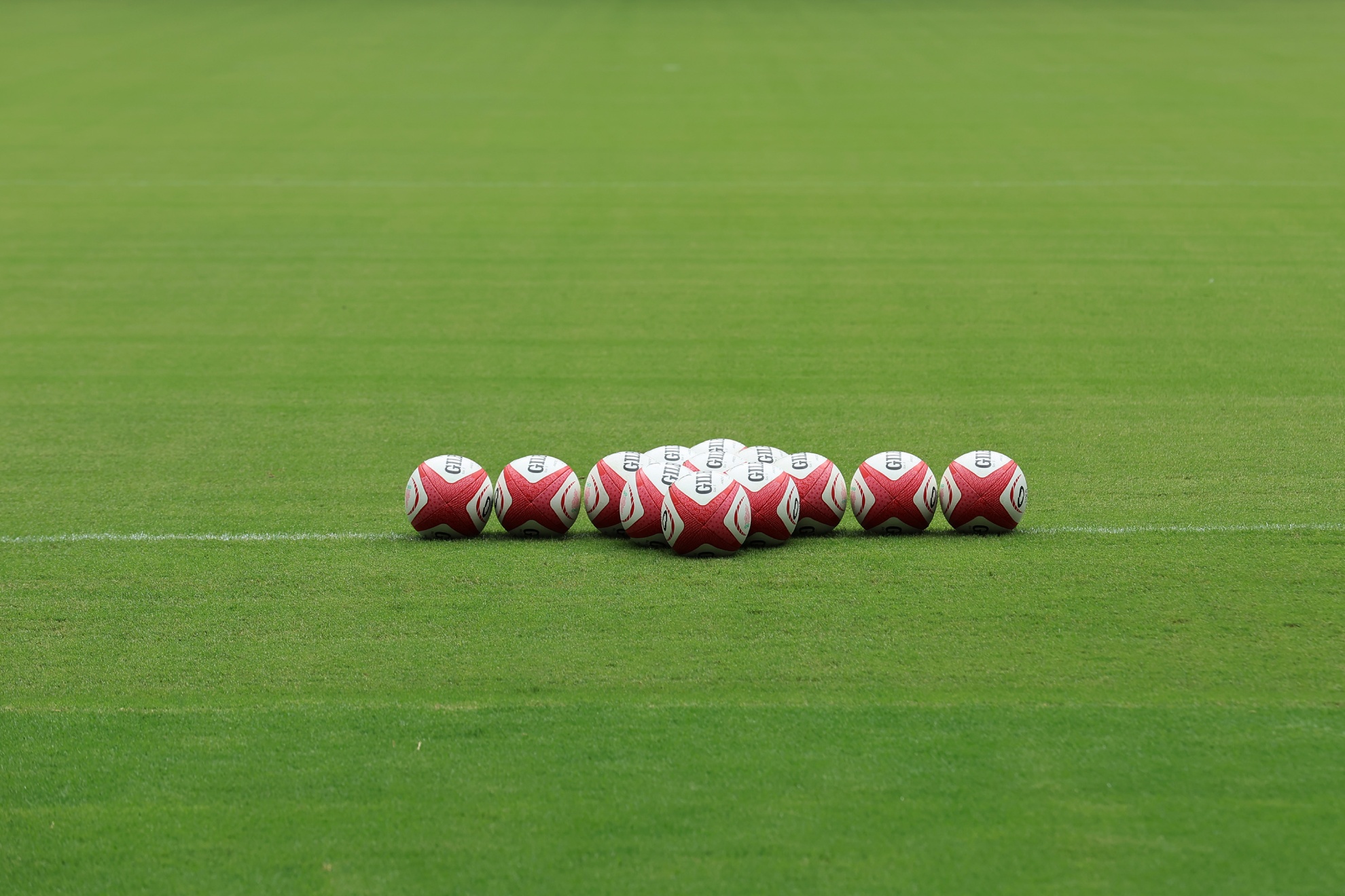 Varios balones de rugby, en un campo Getty