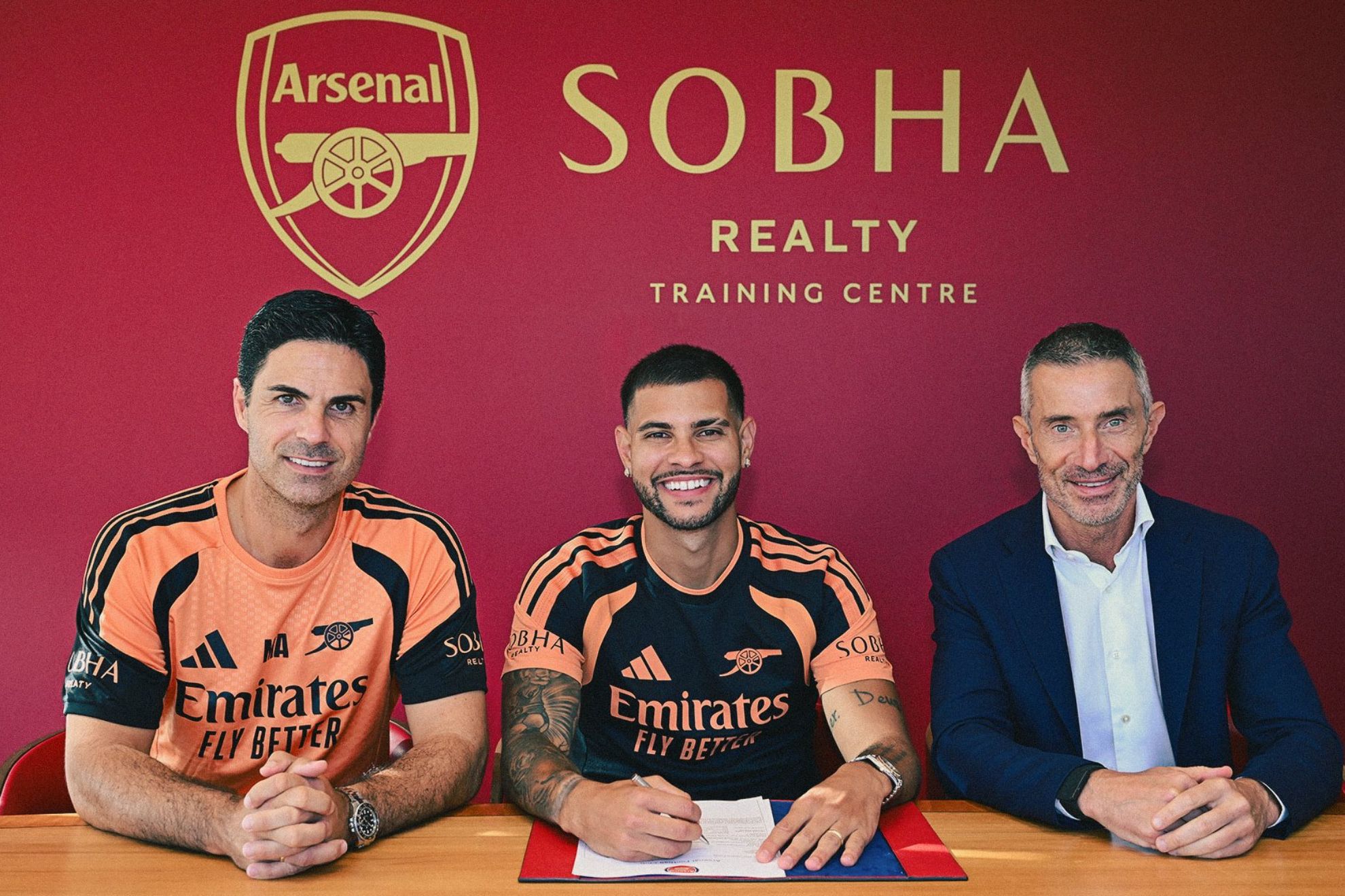 Bruno Guimaraes posa junto a Mikel Arteta y Andrea Berta como nuevo jugador del Arsenal @Arsenal