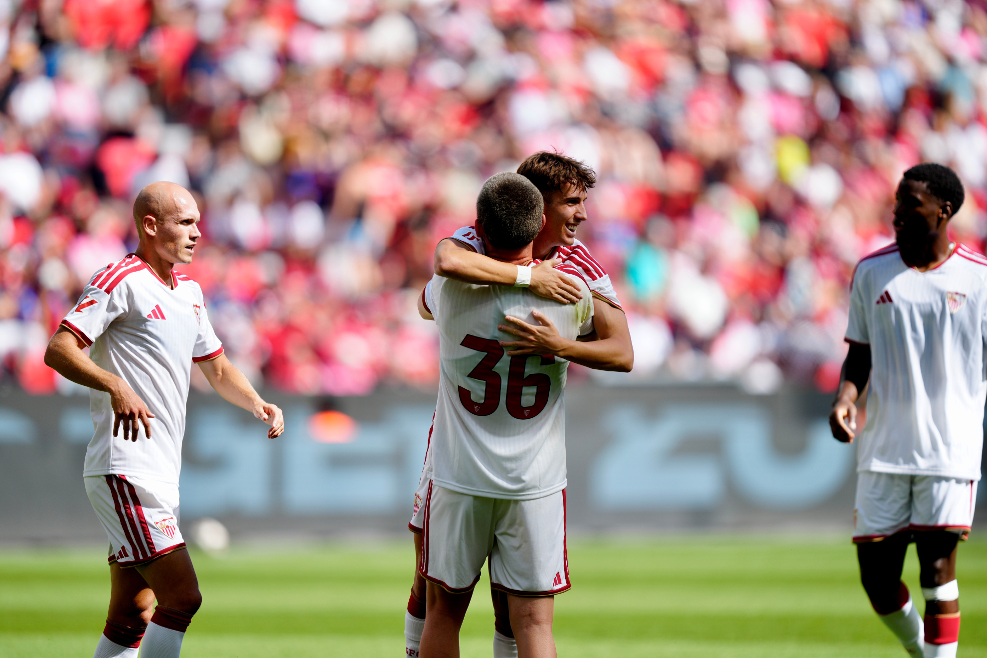 Miguel Sierra y Oso se abrazan tras el gol del '30' nervionense. SEVILLA FC