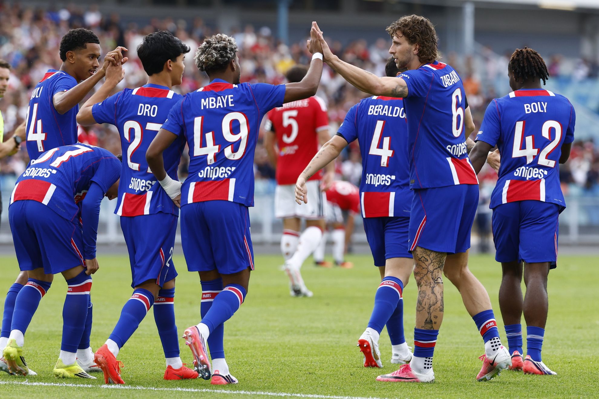 Mbaye celebra junto a 'Dro' y Zabarnyi @PSG_inside