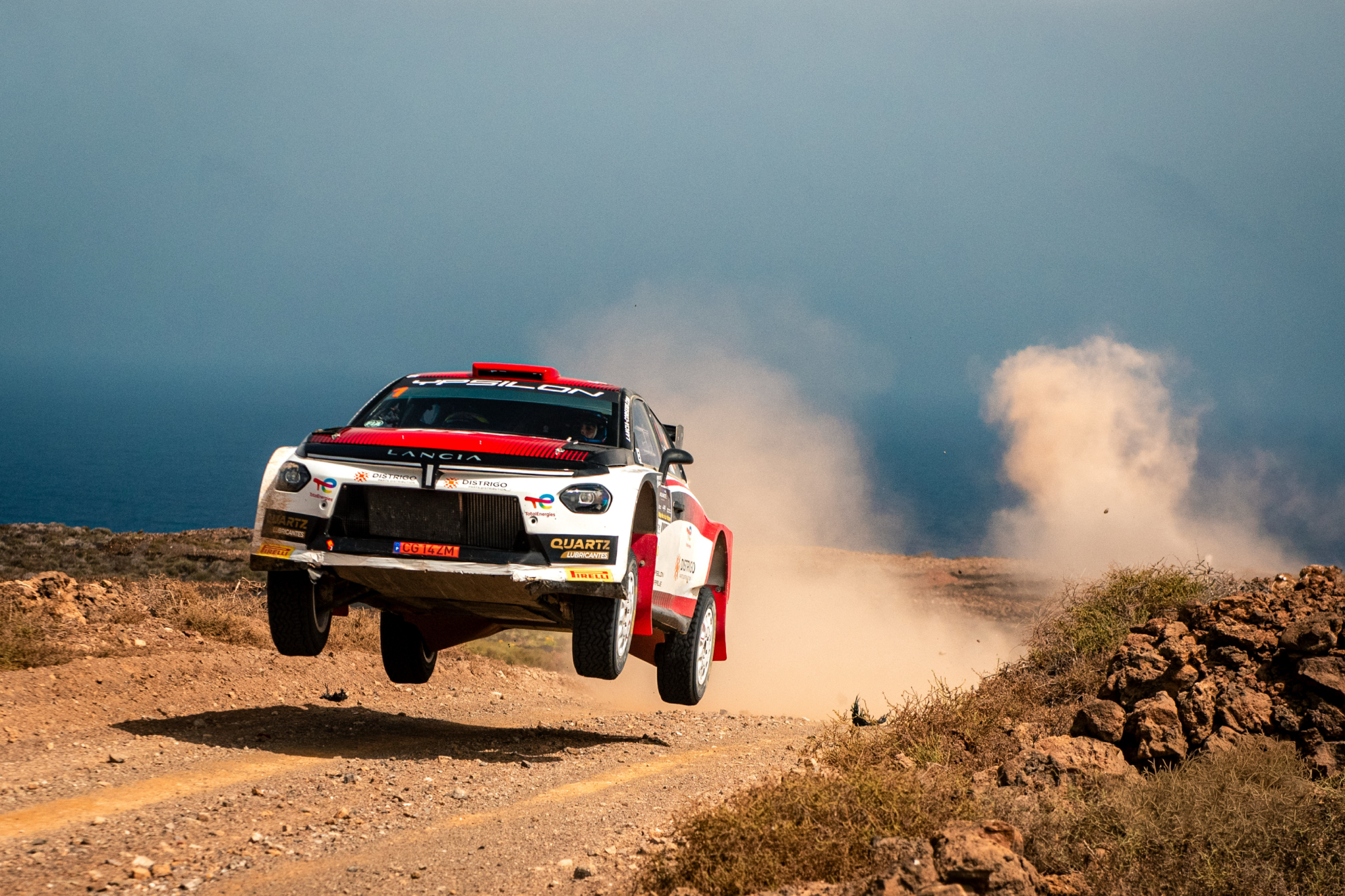 El Lancia Ypsilon Rally2 HF Integrale volando en un rasante.