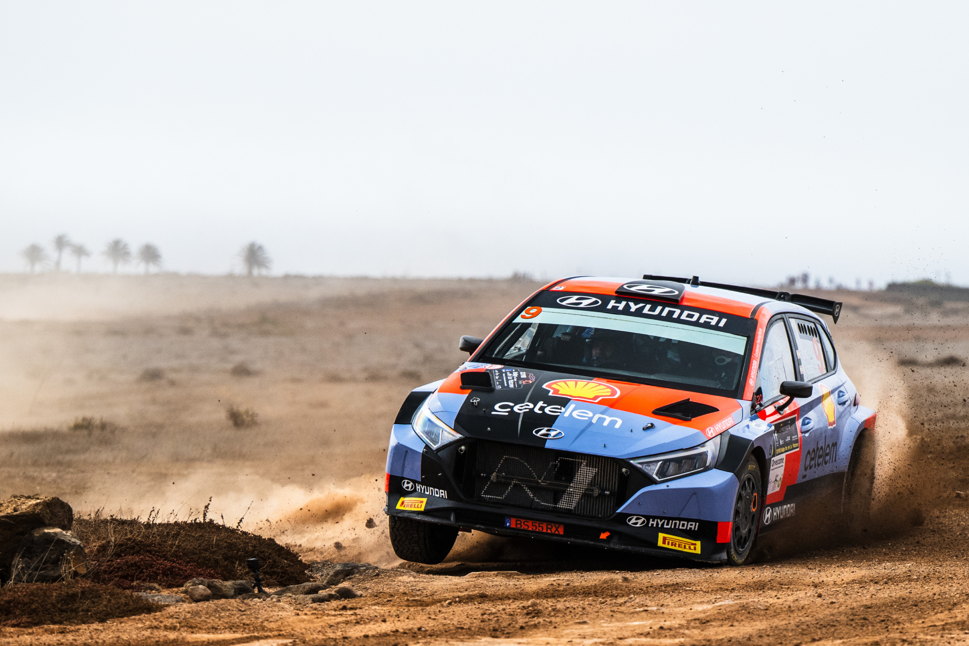 El Hyundai de Pepe López en los tramos volcánicos de Lanzarote.