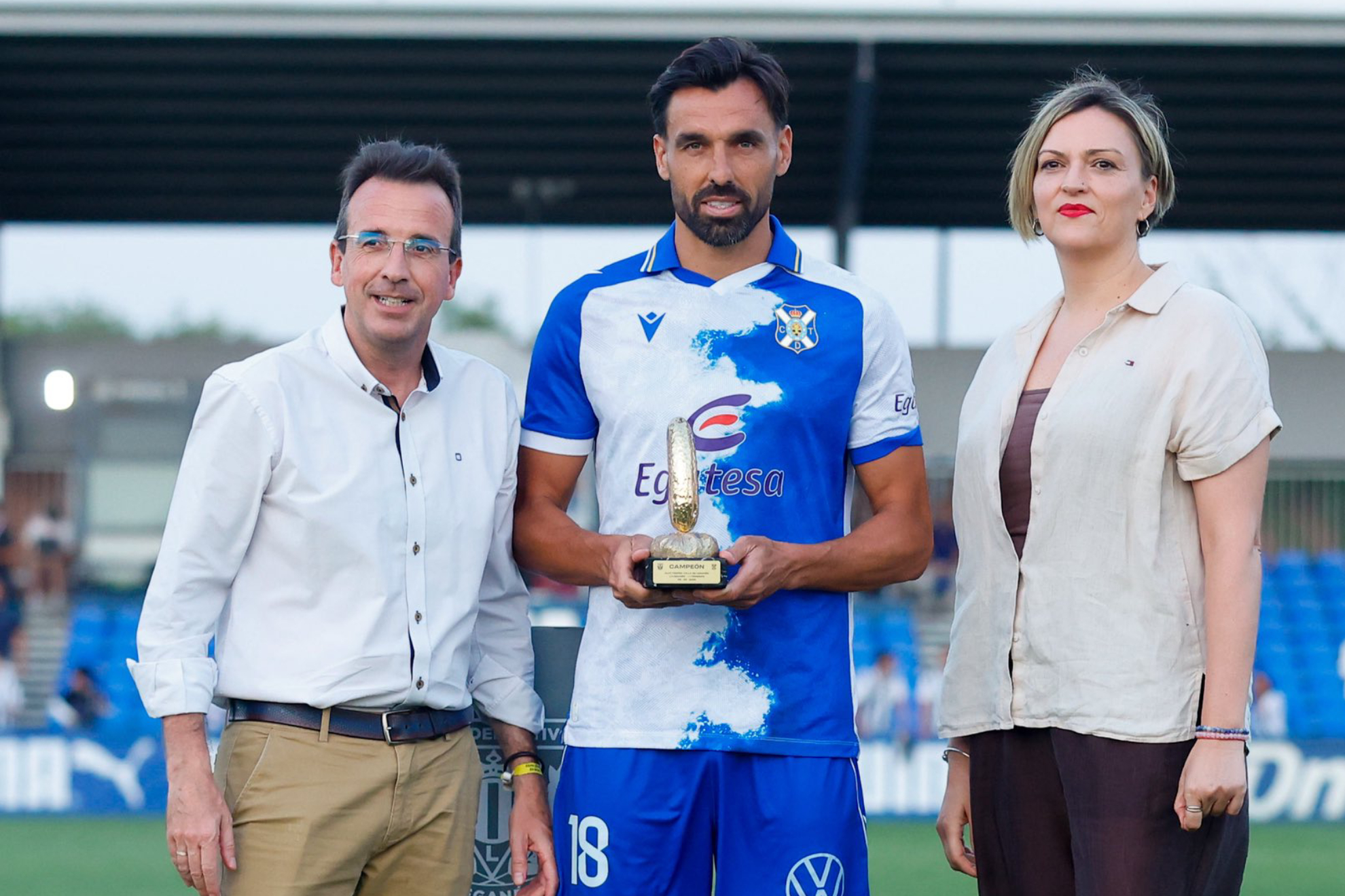 Enric Gallego, con el trofeo.