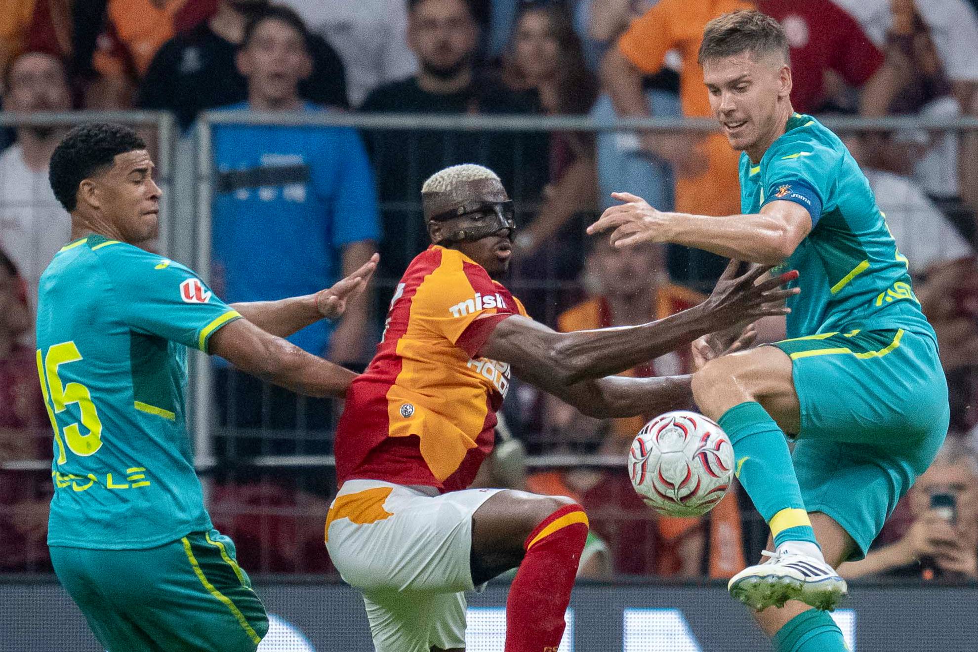 Foyth y Mouriño pugnan con Osimhen