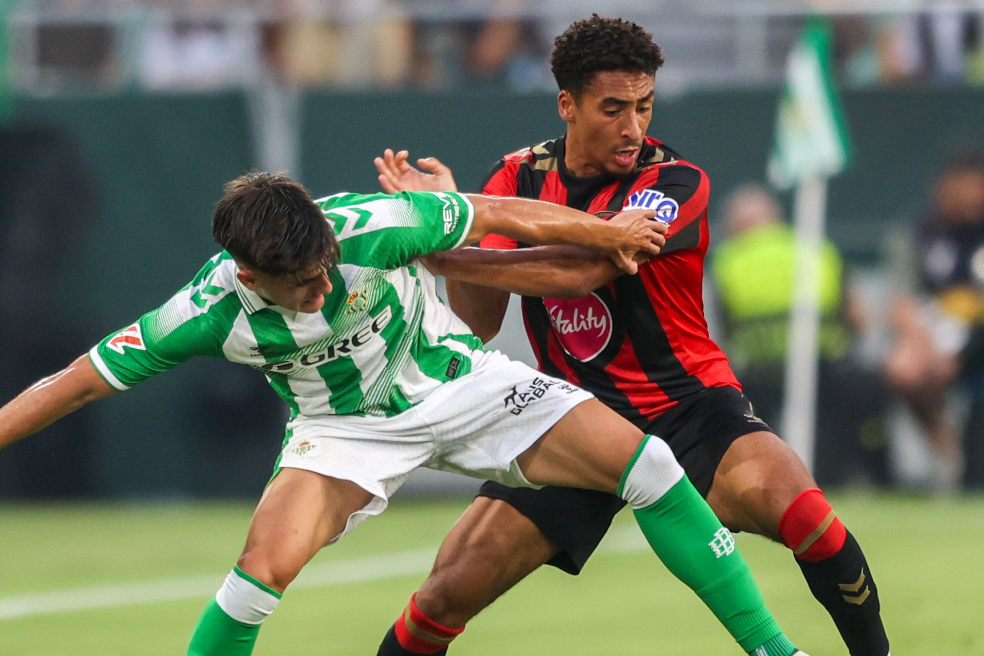 Jugadores del Betis y el Bournemouth disputando un balón Bournemouth vía X