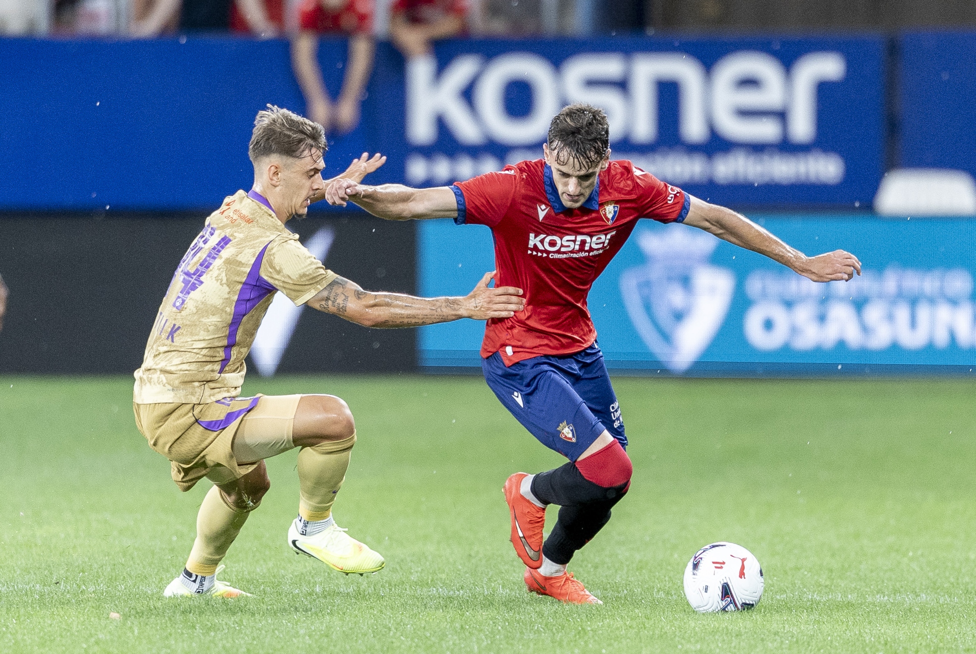 Aimar Oroz controlando un balón. Osasuna.
