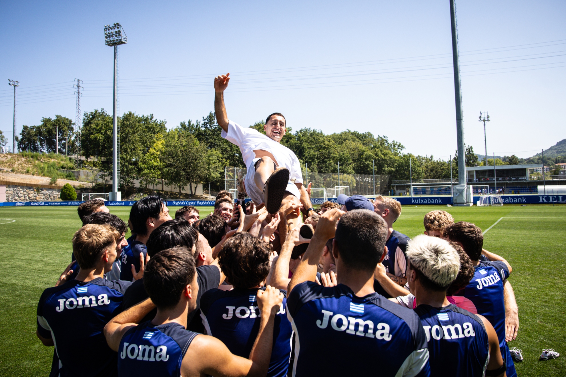 Mikel Oyarzabal es manteado cuando visitó a sus compañeros de la Real tras ganar el Mundial. RS