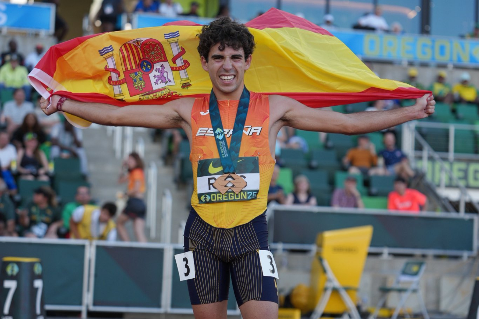 Alejandro Ríos posa con la bandera española tras su bronce en el Mundial sub'20. RFEA/SPORTMEDIA