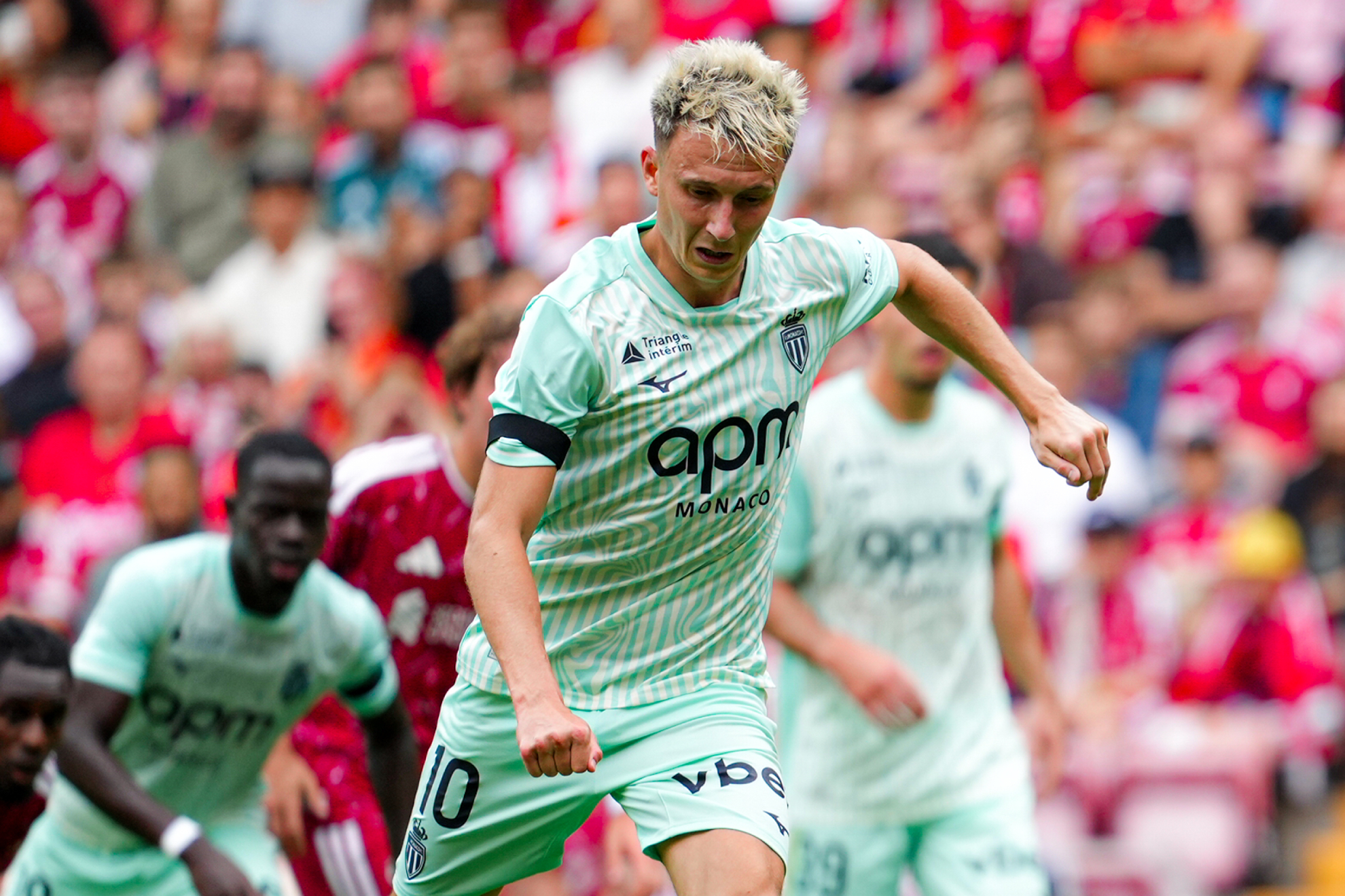 Golovin lanzando el penalti contra el Liverpool Mónaco vía X