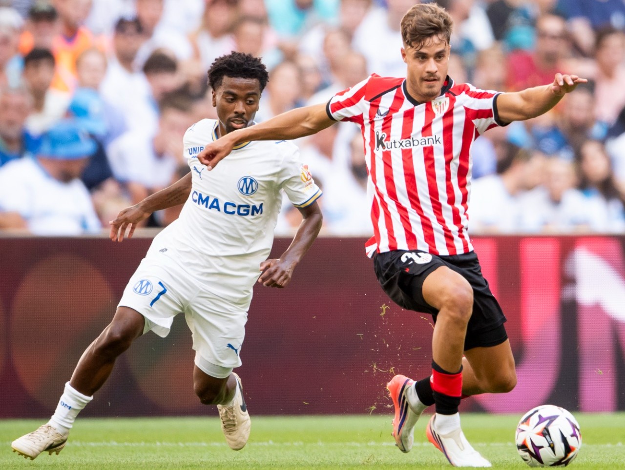 Rincón resiste la presión de Gomes, que marcó el primer gol del partido. Athletic Club