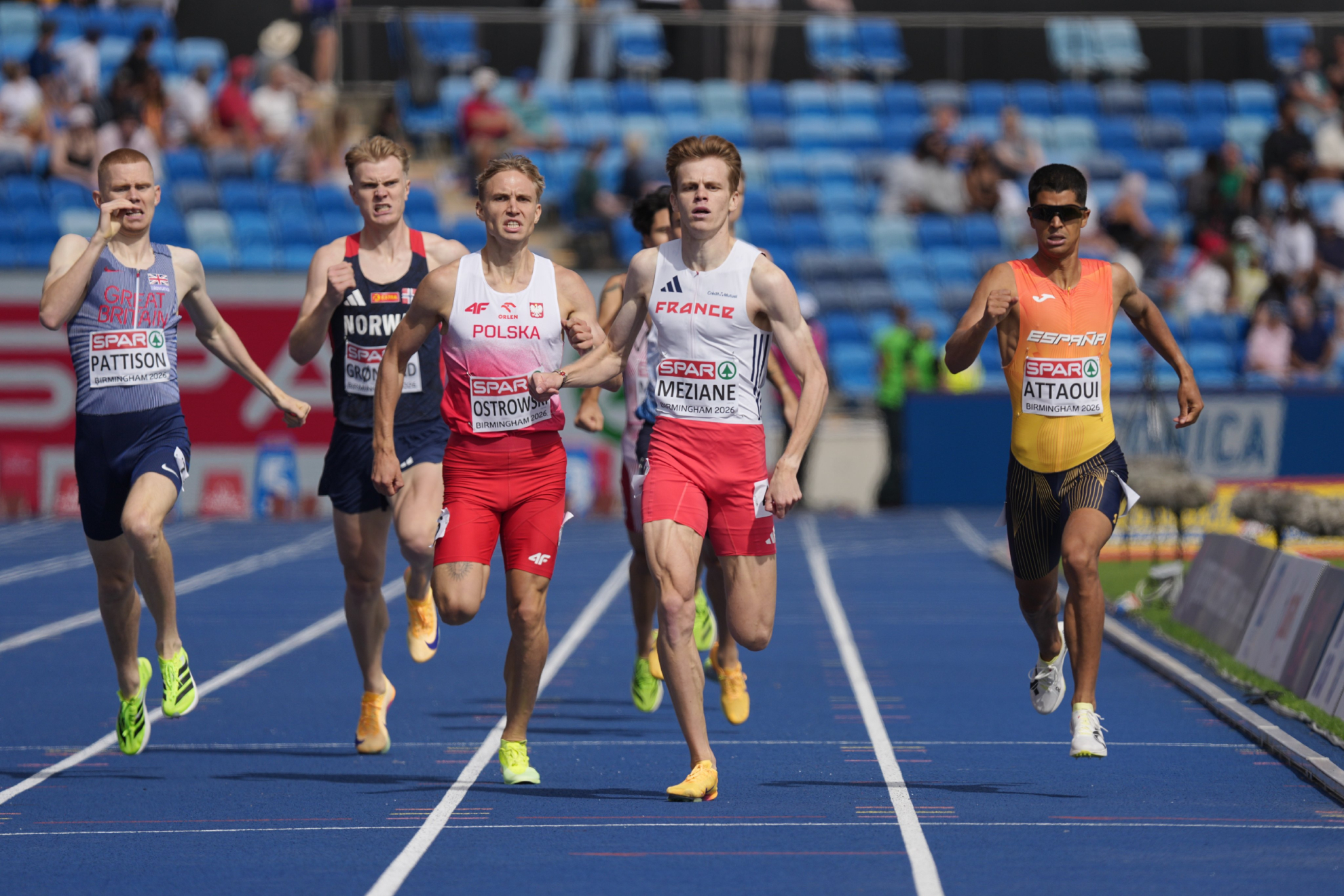 Mohamed Attaoui, primero por la derecha, llegando a meta en su serie de 800 en el Europeo de Birmingham. RFEA/SPORTMEDIA