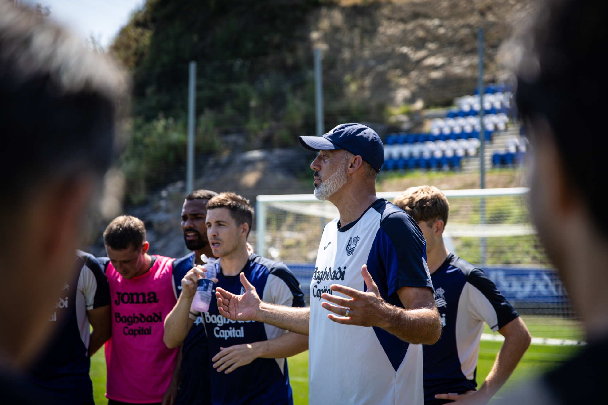 Pellegrino Matarazzo se dirige a sus futbolistas al inicio de un entrenamiento. REAL SOCIEDAD