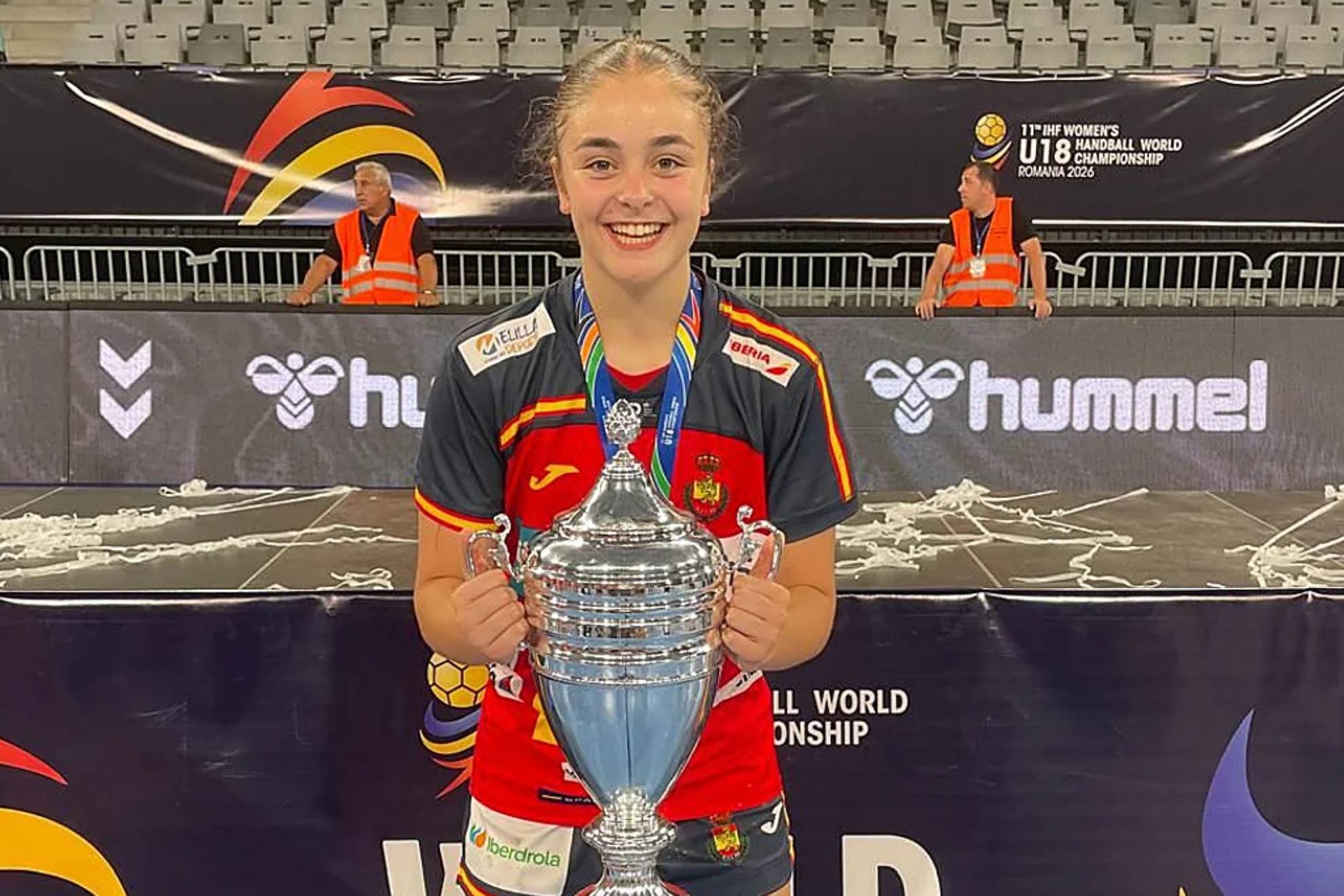 Lucia Calleja con la copa (L. Rodríguez