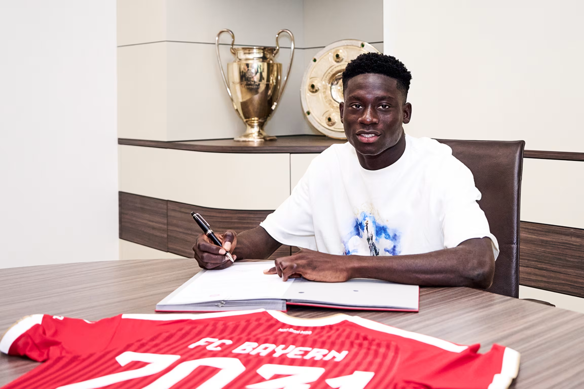 Bara Sapoko Ndiaye estampa su firma como nuevo jugador del Bayern BAYERN MÚNICH