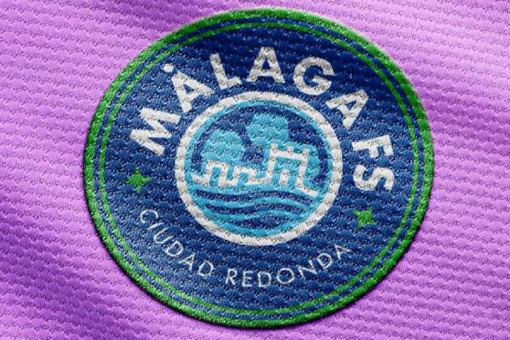 Escudo del Málaga Fútbol Sala en una de sus camisetas MÁLAGA FS