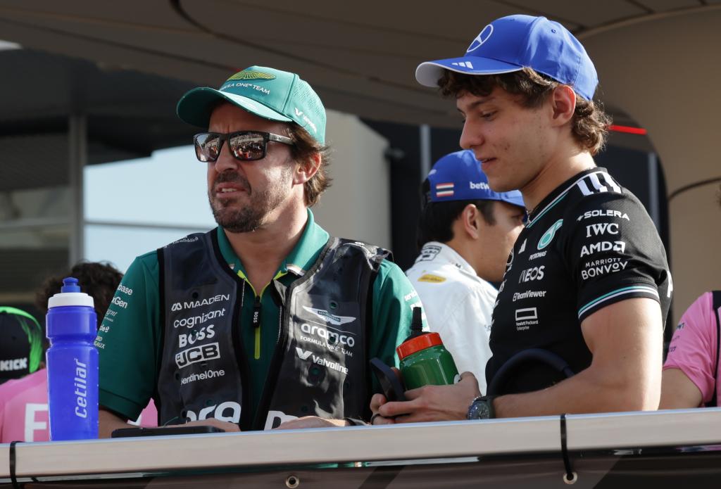 Alonso y Antonelli, en un gran premio de 2025.