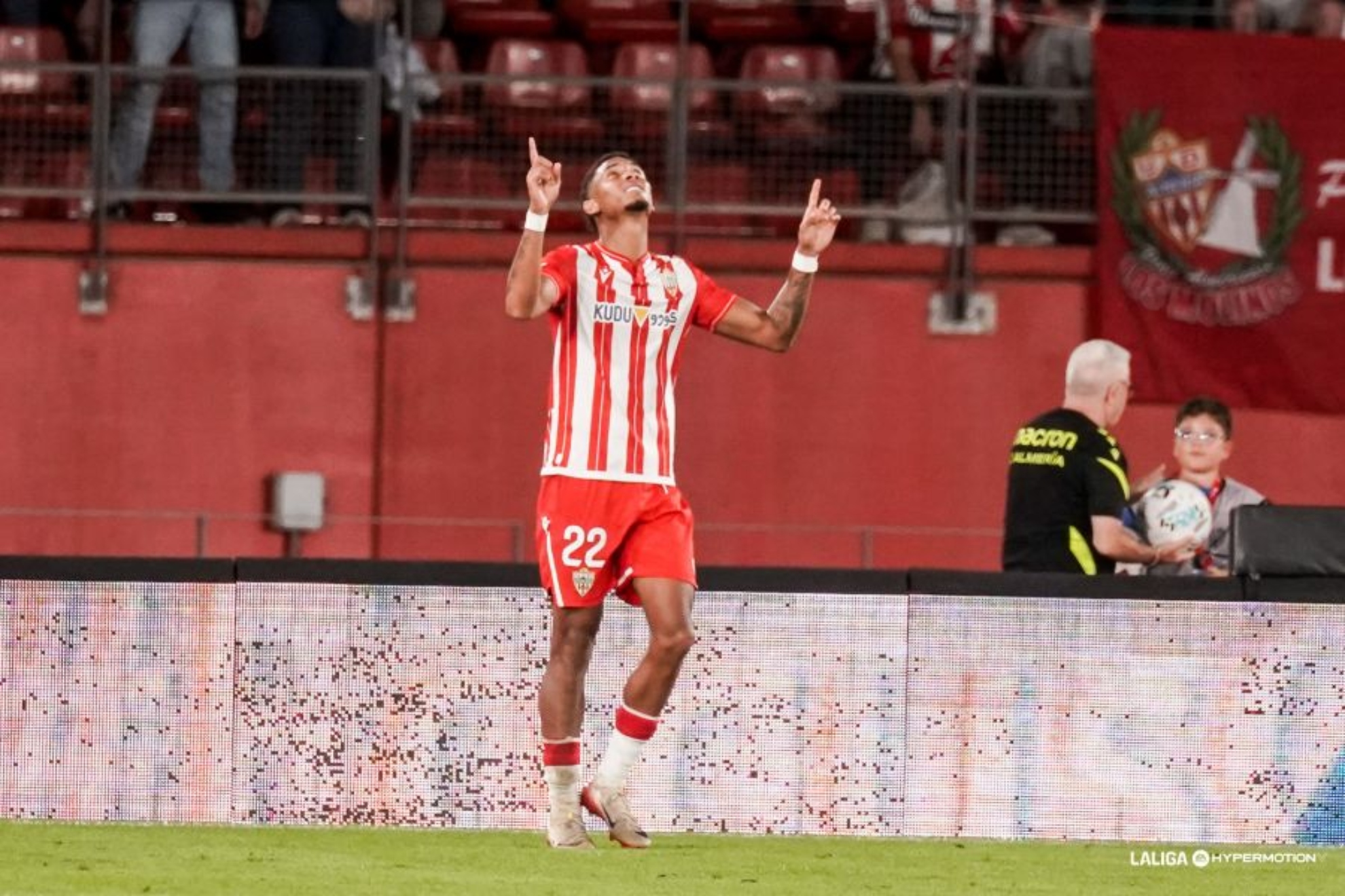 Chirino celebra un gol con el Almería la pasada temporada. LALIGA