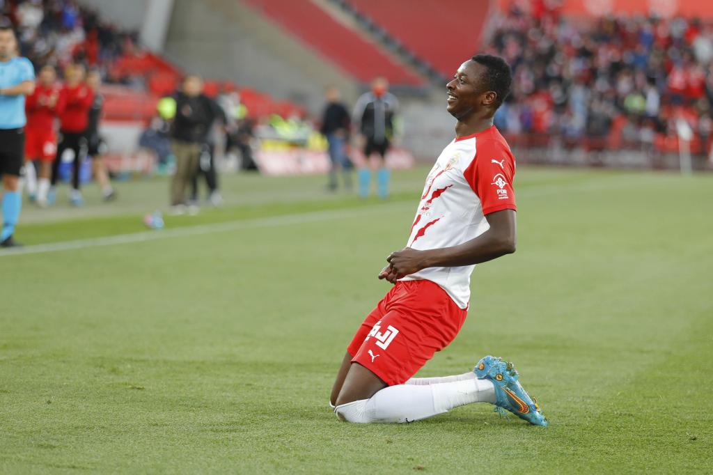 Sadiq celebra un gol con el Almería.