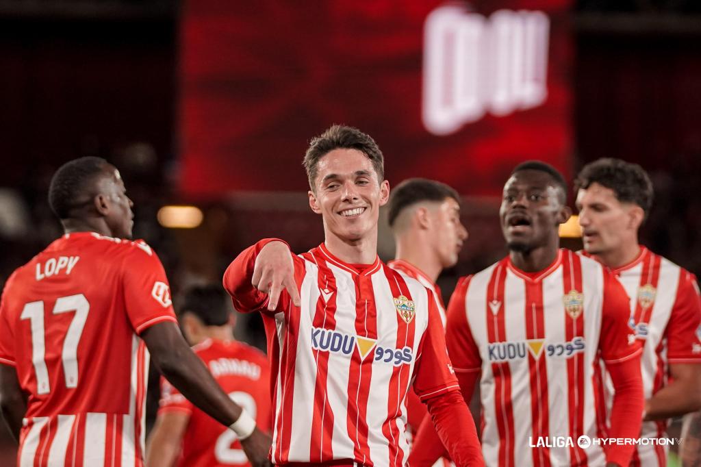 Arribas celebra un gol con los almerienses.