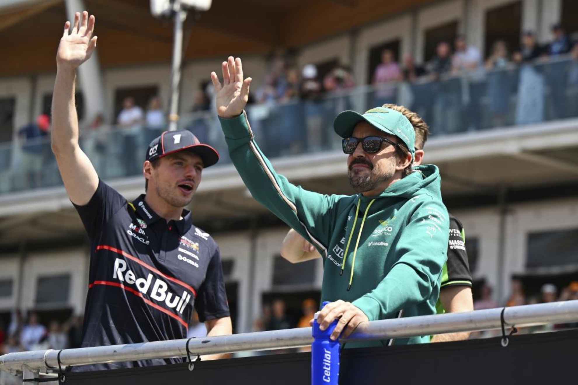 Max Verstappen y Fernando Alonso, en 2025.