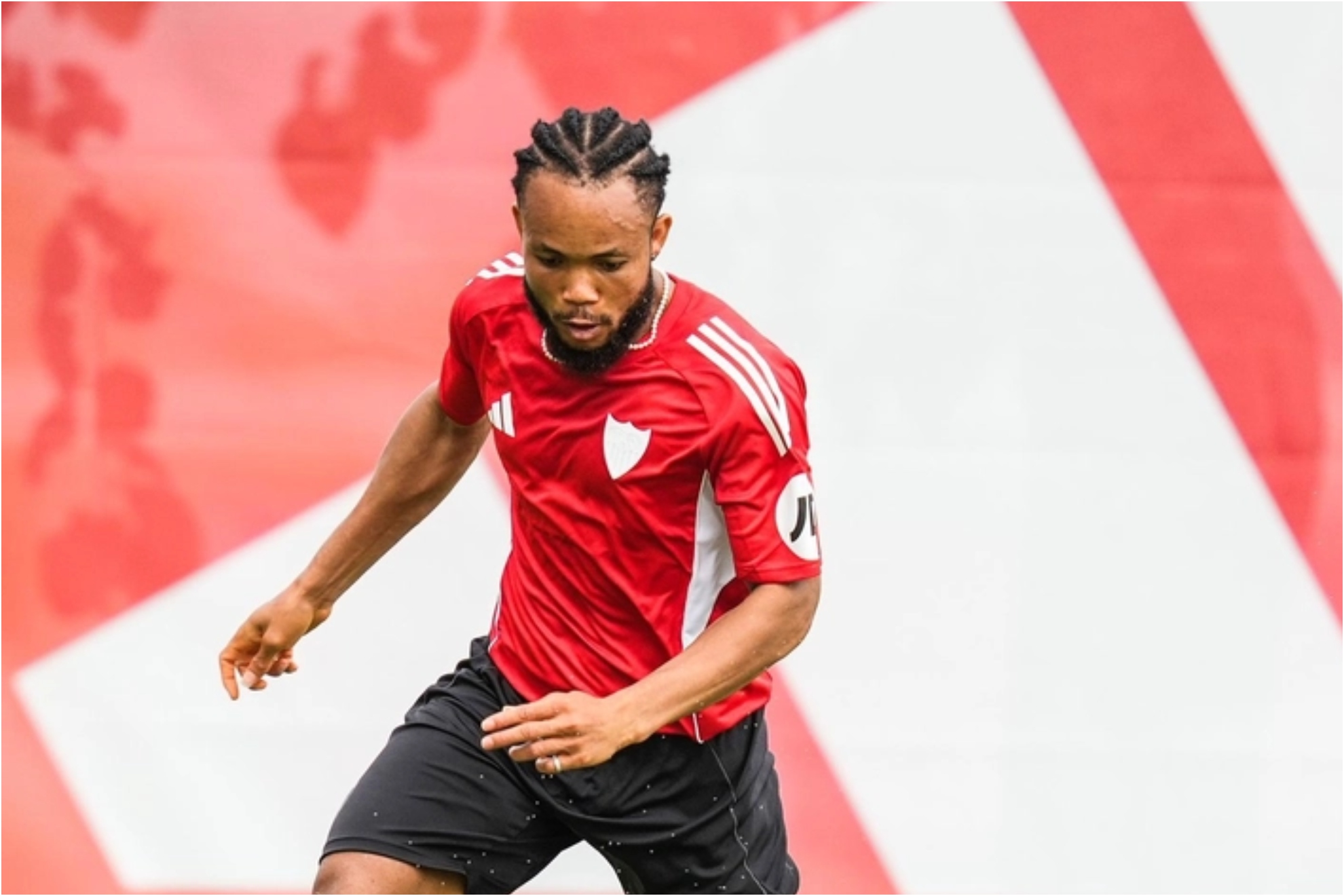 Ejuke, en un entrenamiento con el Sevilla. SEVILLA FC