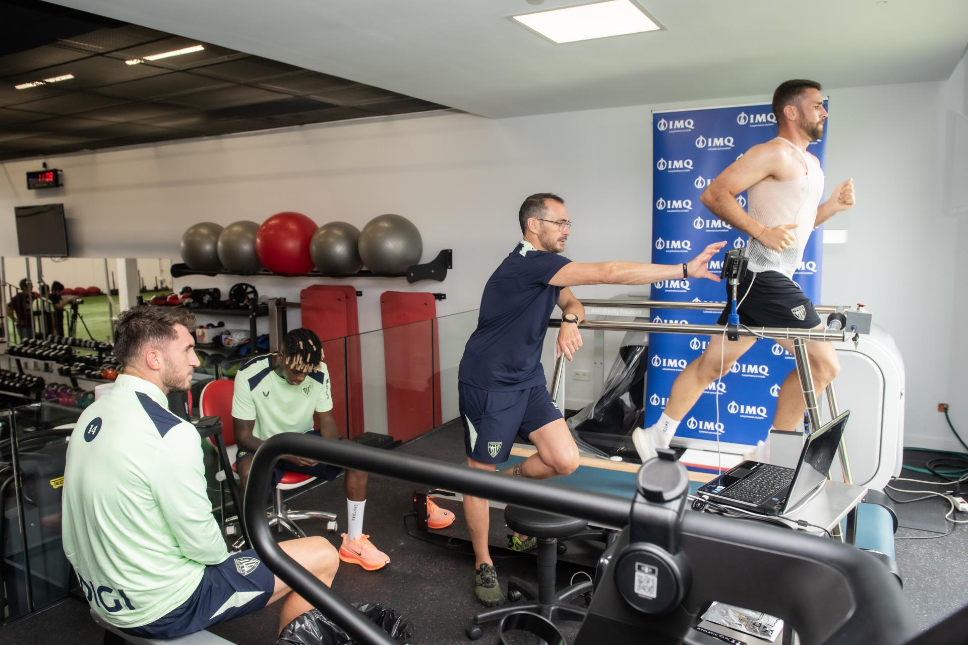 Simón se ejercita en la cinta con Nico y Laporte esperando tras realizar otras tareas. Athletic Club