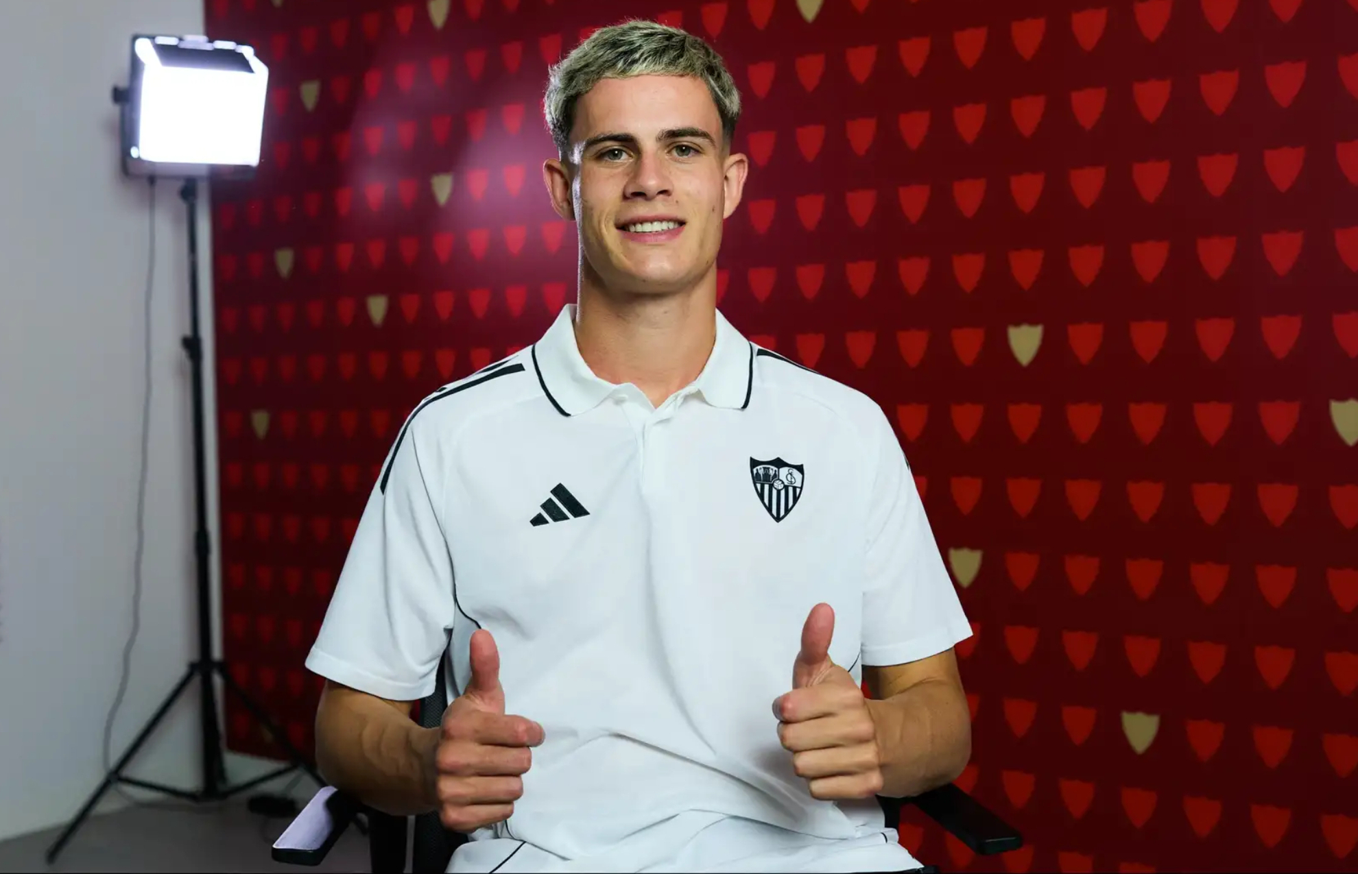 Robbie Ure posa para los medios oficiales tras su entrevista. SEVILLA FC