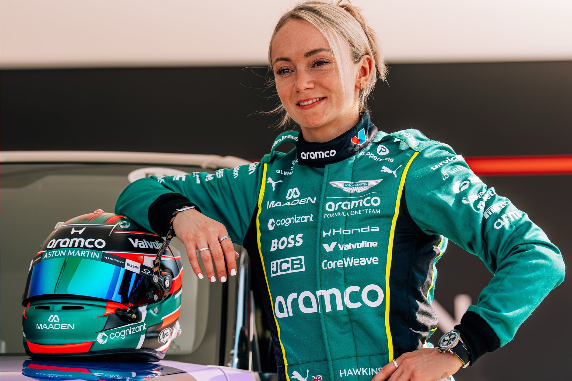 Jessica Hawkins posa con la vestimenta de Aston Martin. AMRF1