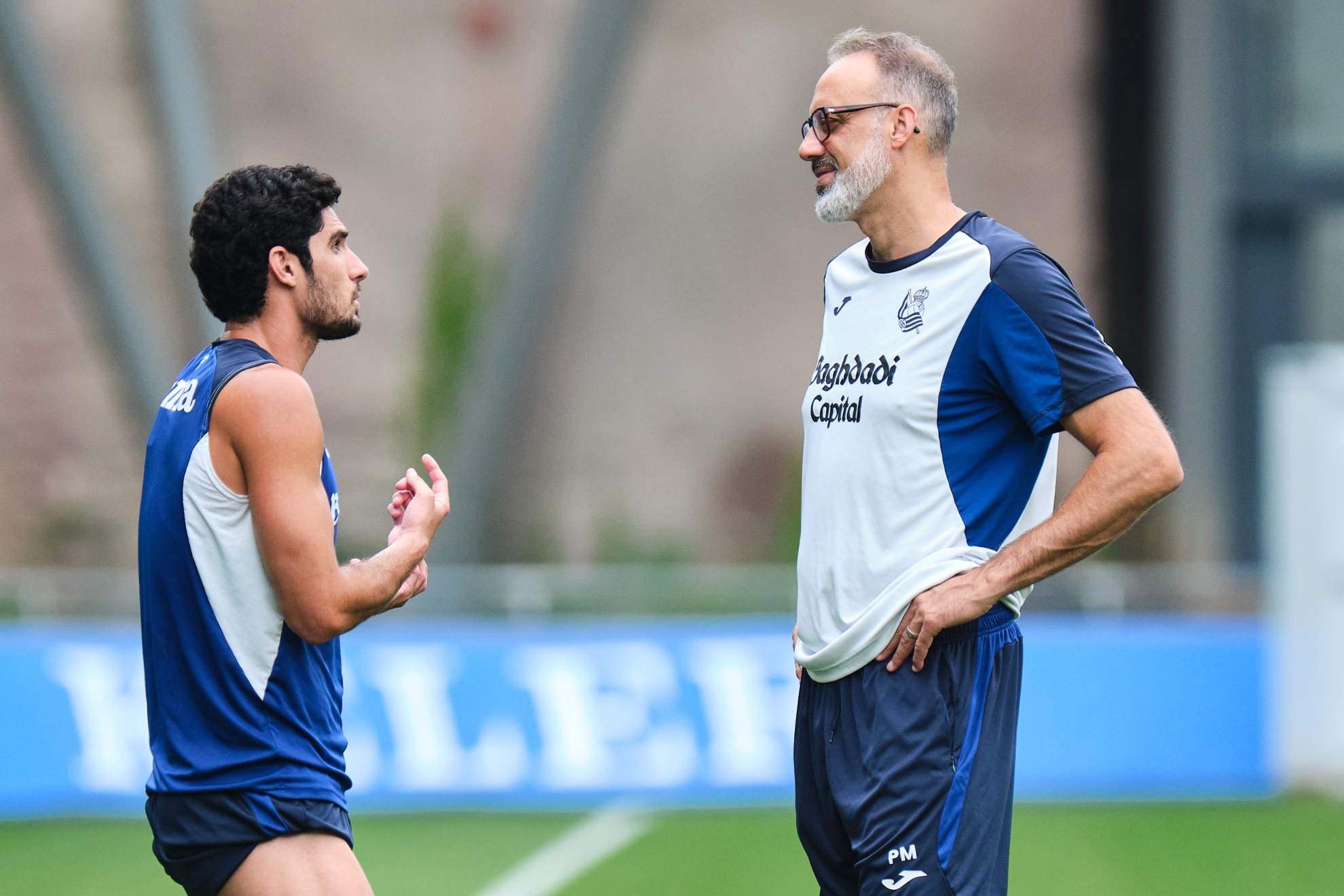 Gonçalo Guedes charla con Matarazzo, cuando el luso volvió de vacaciones. REAL SOCIEDAD