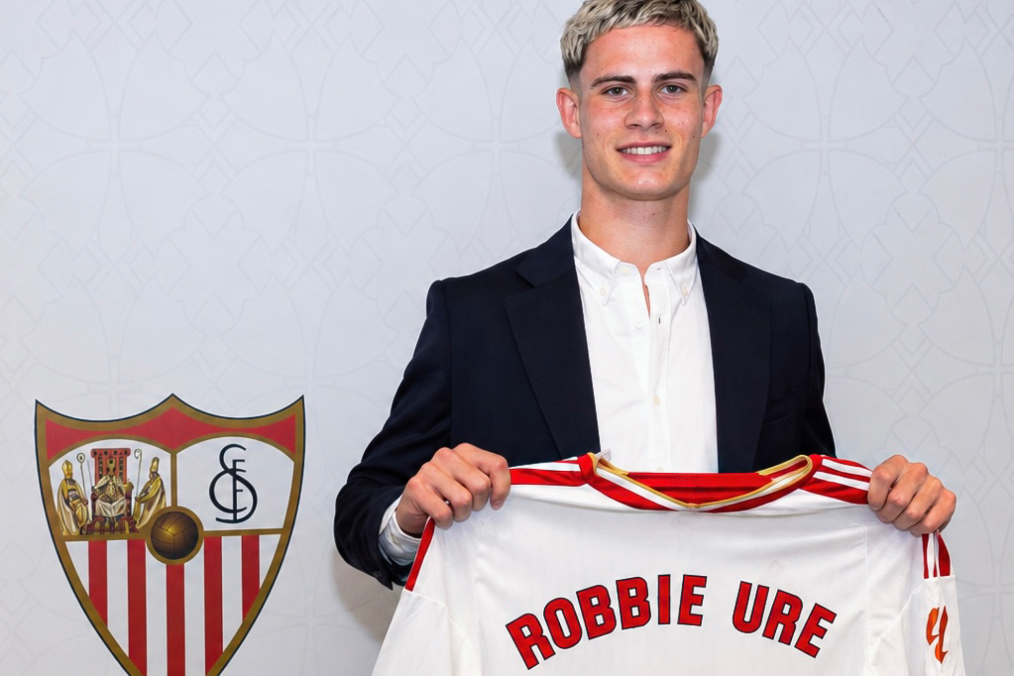 Robbie Ure posa con la camiseta del Sevilla SEVILLA FC