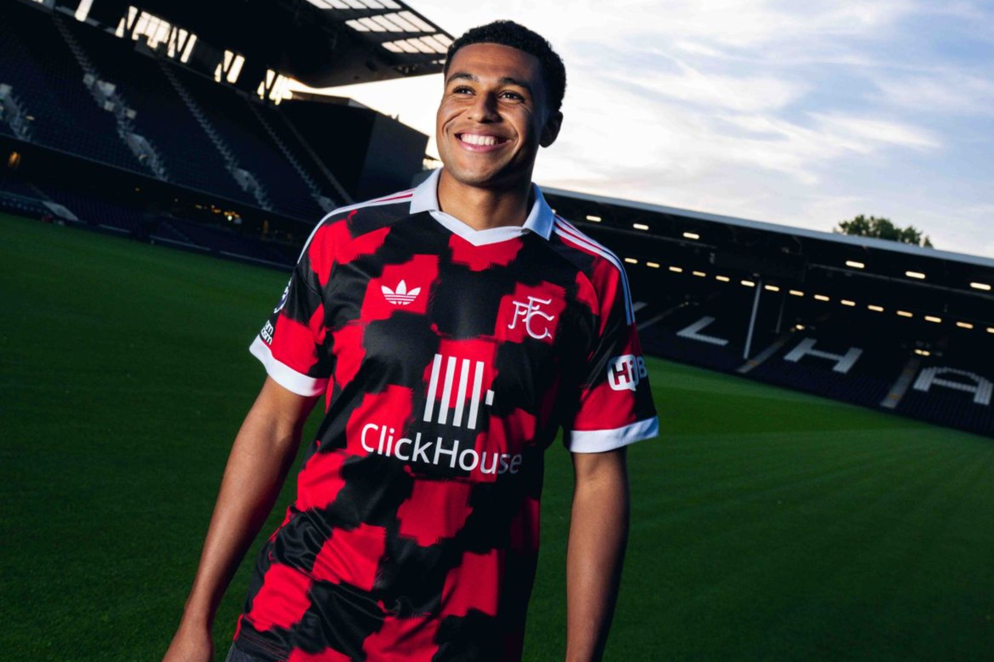 Shea Charles posa como nueva jugador del Fulham FULHAM
