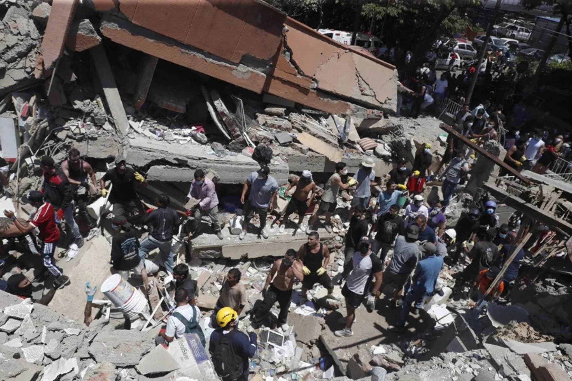 Lucha contra el reloj entre los escombros: Más de 200 fallecidos y cientos de atrapados tras el devastador sismo en Colombia.