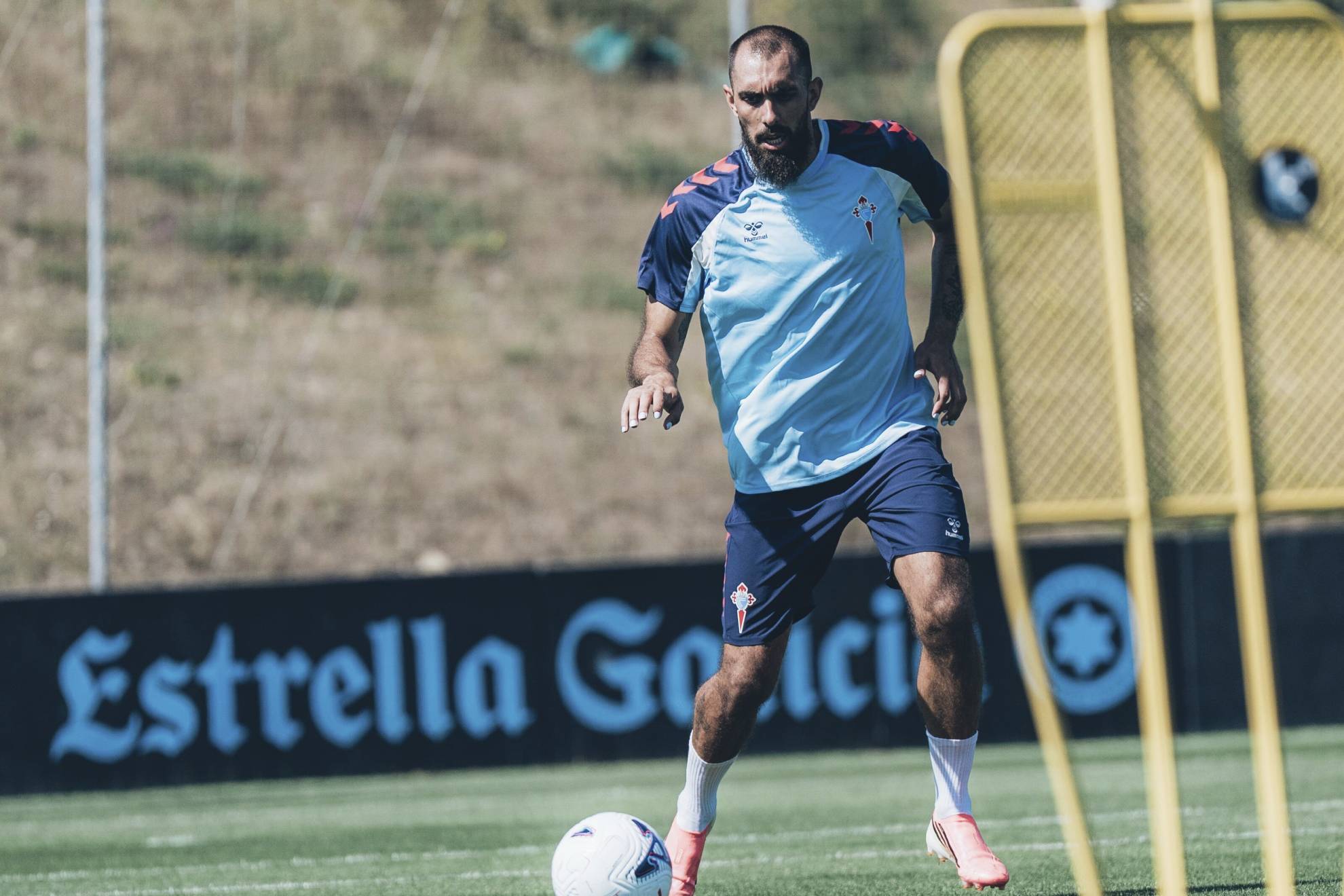 Borja Iglesias, entrenando con el Celta. RCCelta
