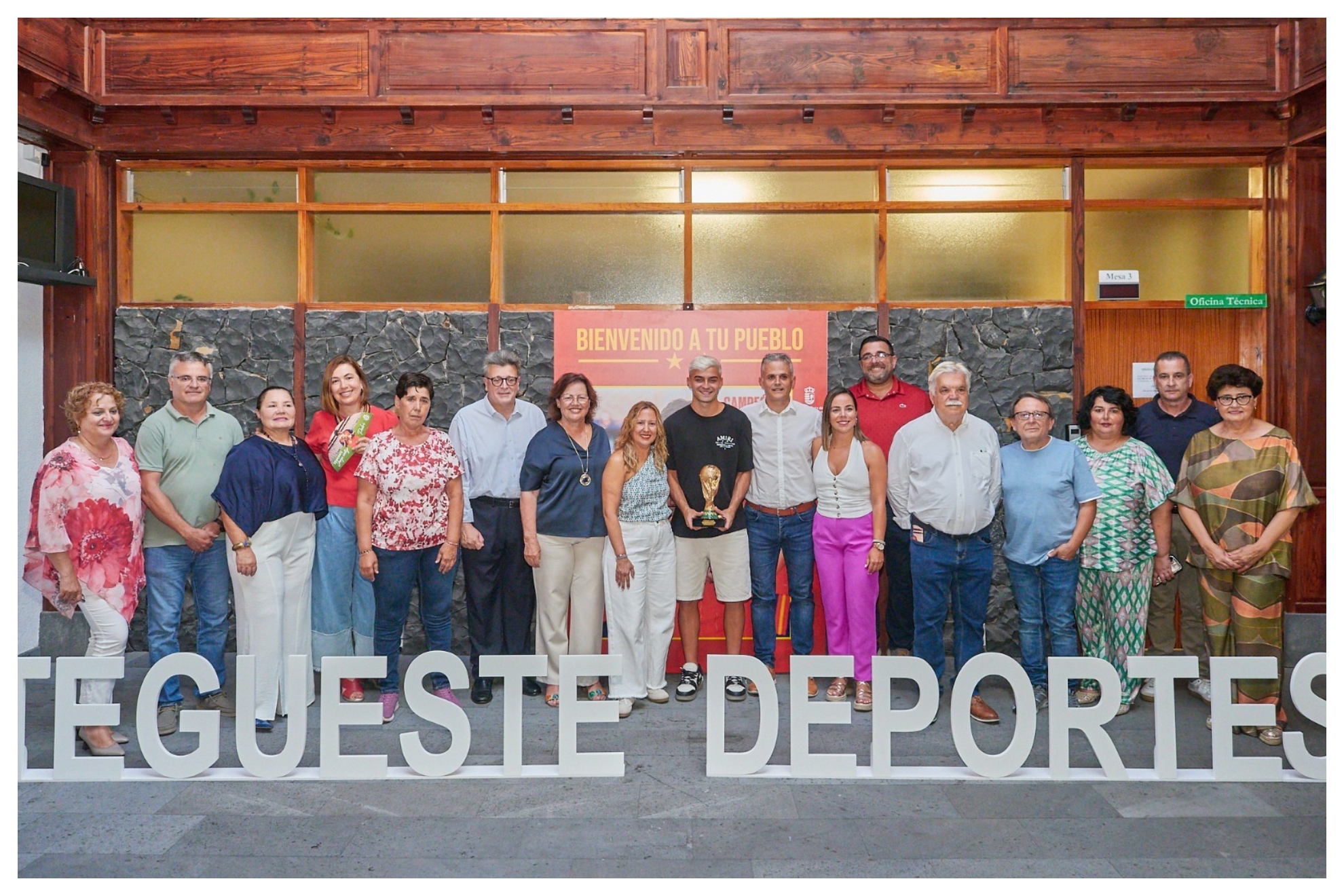 Foto de familia durante el homenaje de Tegueste a Pedri CABILDO DE TENERIFE