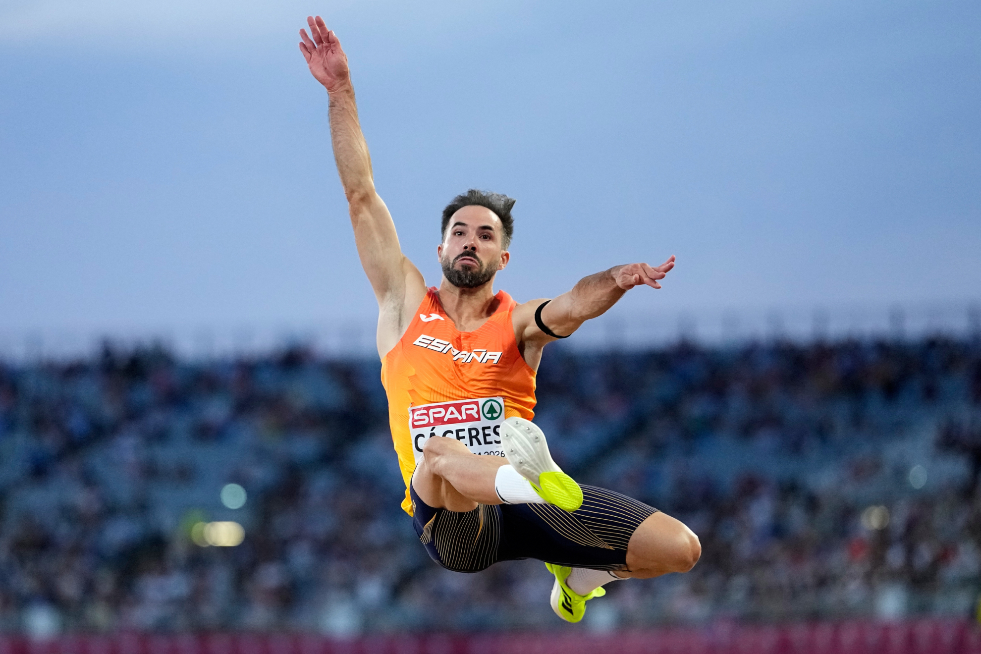 Eusebio Cáceres durante uno de sus saltos en la final de la longitud. LAPRESSE