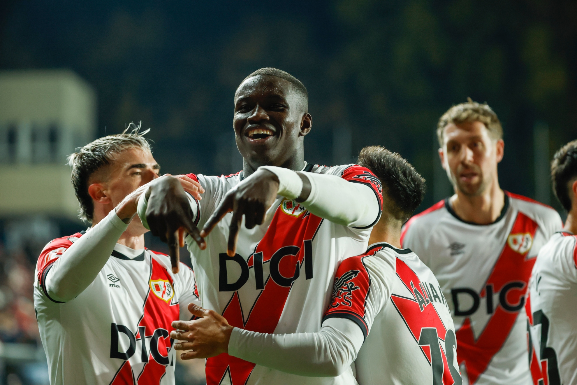Nobel Mendy celebrando un gol con el Rayo Vallecano. Juanjo Martín / EFE