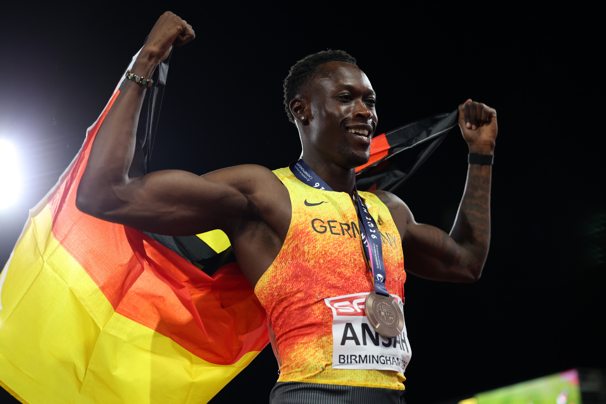 Owen Ansah celebra con la bandera alemana su bronce europeo en los 100 metros. EFE