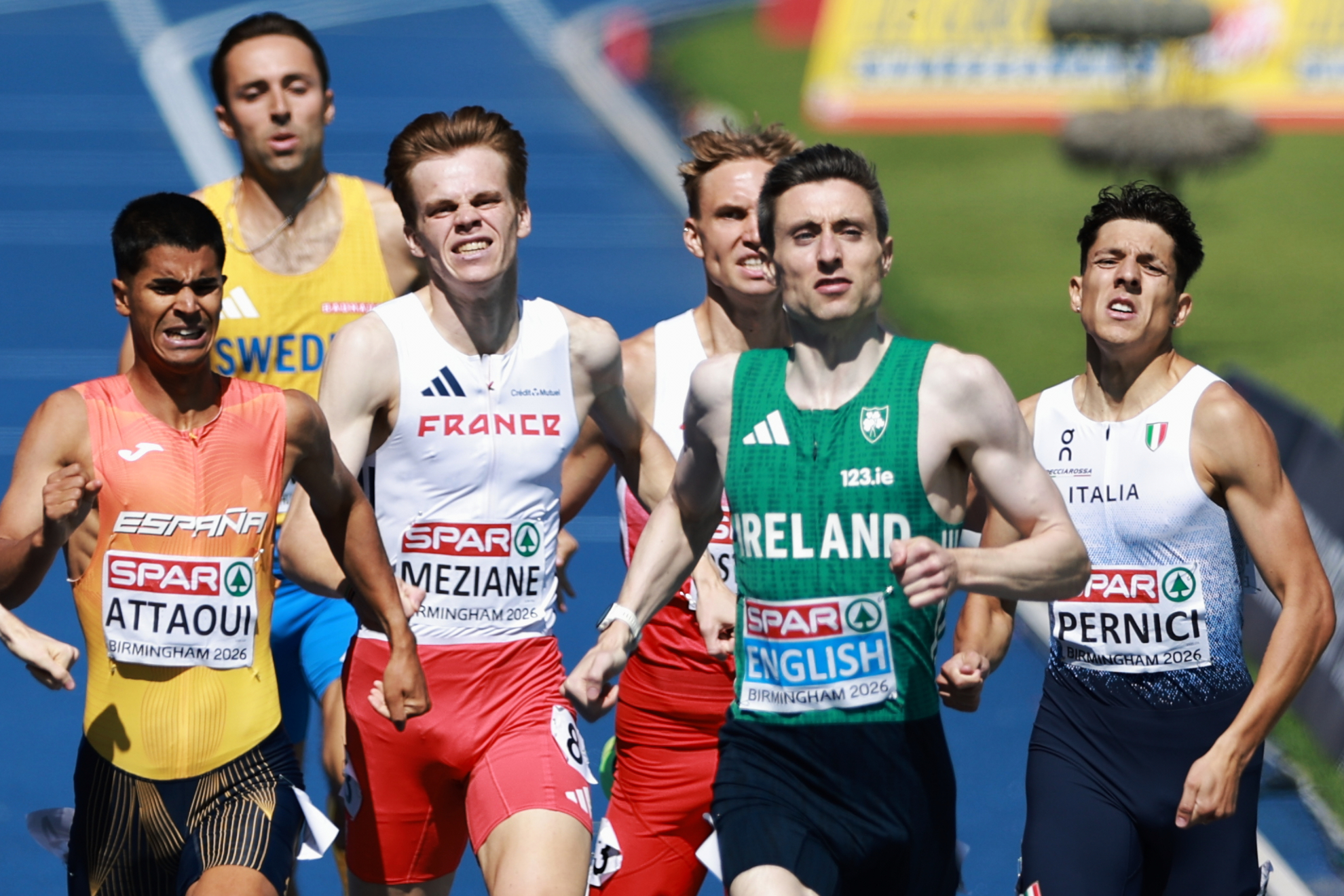Attaoui a la izquierda durante la llegada de su semifinal de 800 en el Europeo de Birmingham. LAPRESSE