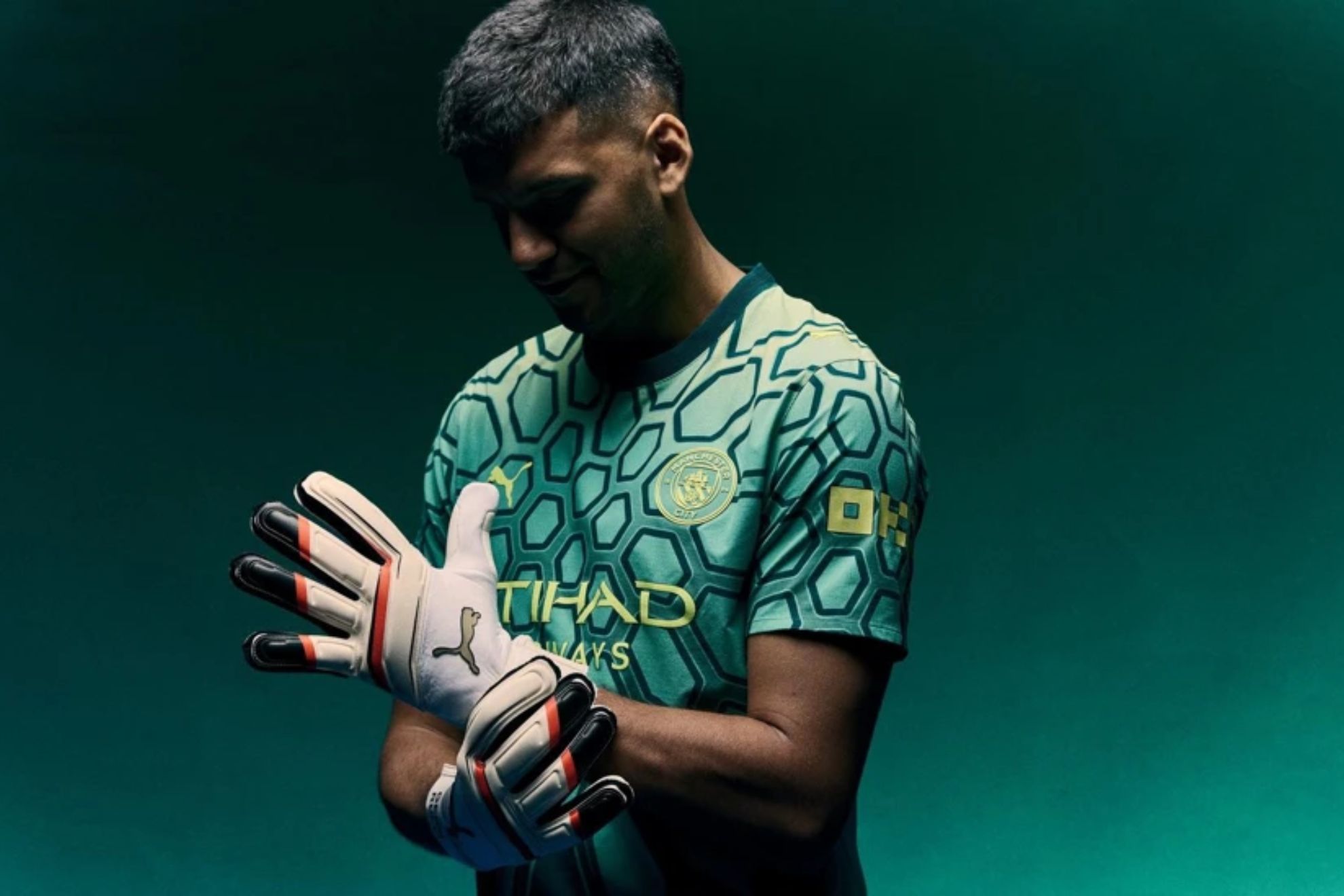 Gerónimo Rulli posa con la camiseta del Manchester City MAN. CITY