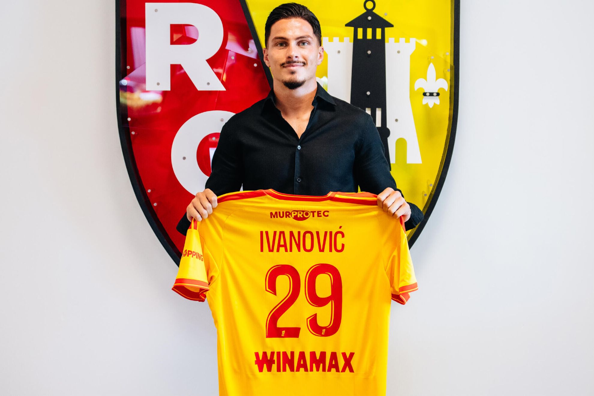 Franjo Ivanovic posa como nuevo jugador del Lens RC LENS