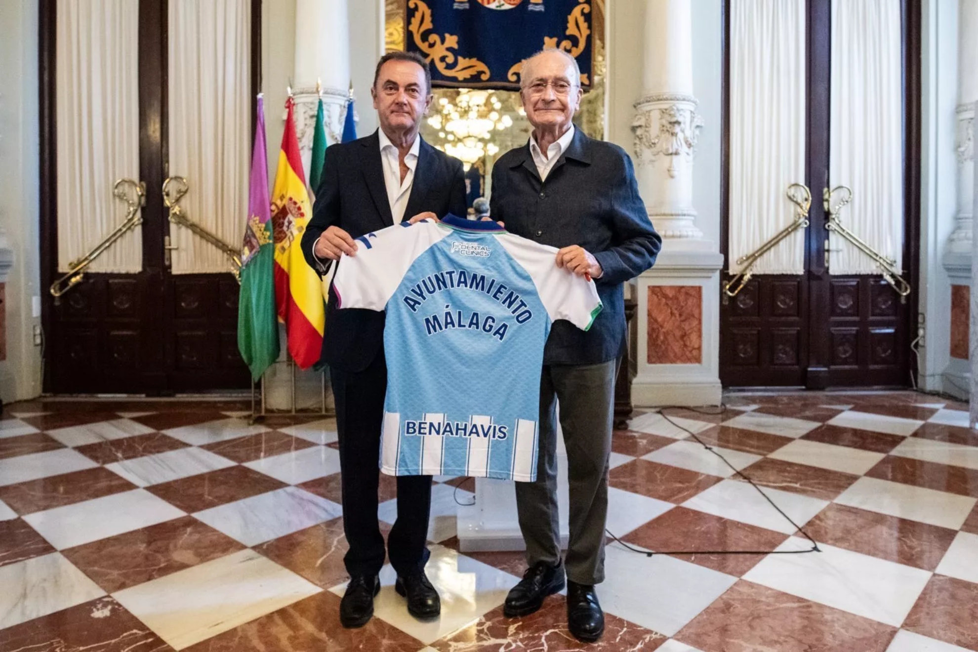 José María Muñoz (izquierda) en el acto del nuevo patrocinio con el Ayuntamiento de Málaga. Málaga C.F.