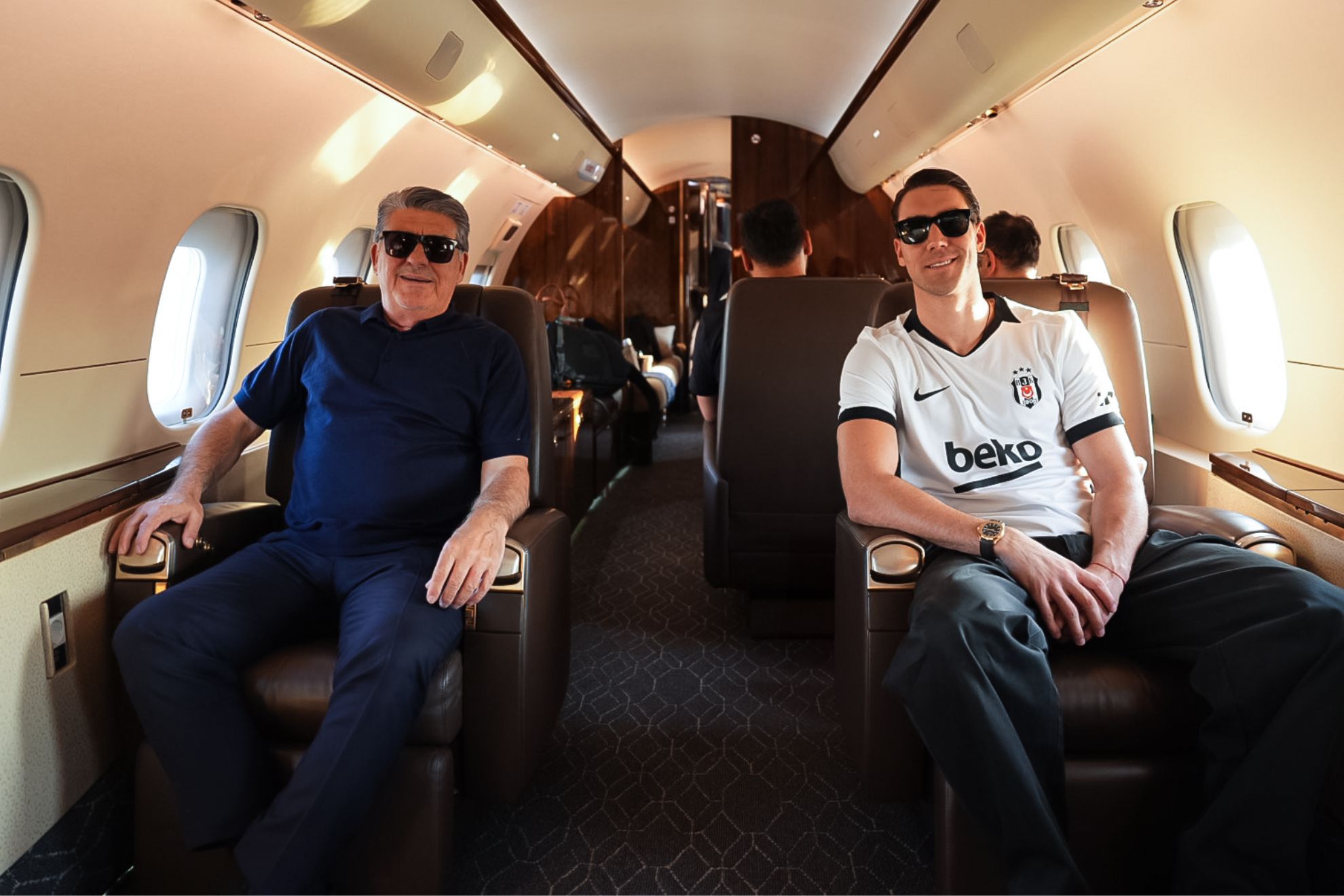 Vlahovic, con la camiseta de Besiktas camino a Turquía @Besiktas