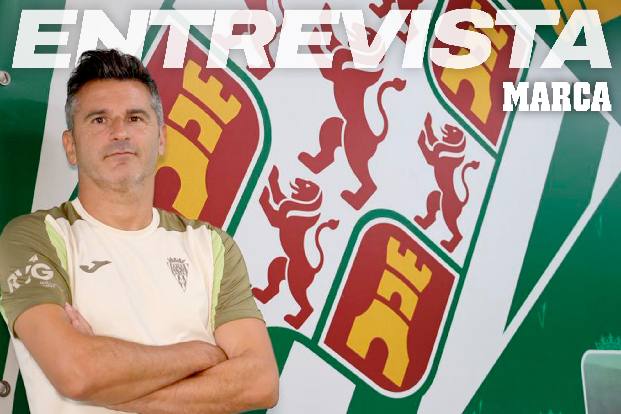 Ivan Ania posa delante del escudo del Córdoba antes de la entrevista con MARCA CÓRDOBA CF