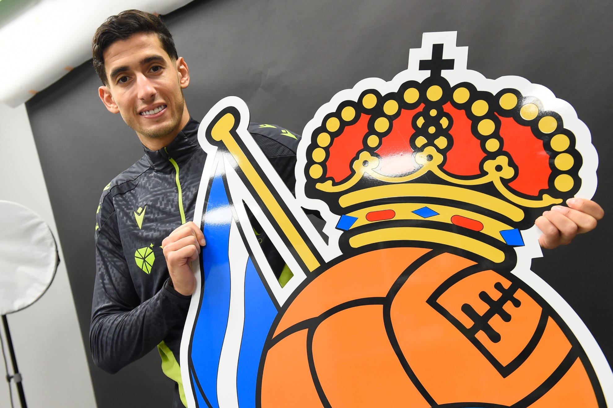 Aguerd posa para MARCA con un escudo de la Real, en su anterior etapa realista. Josune Mtz de Albeniz MARCA