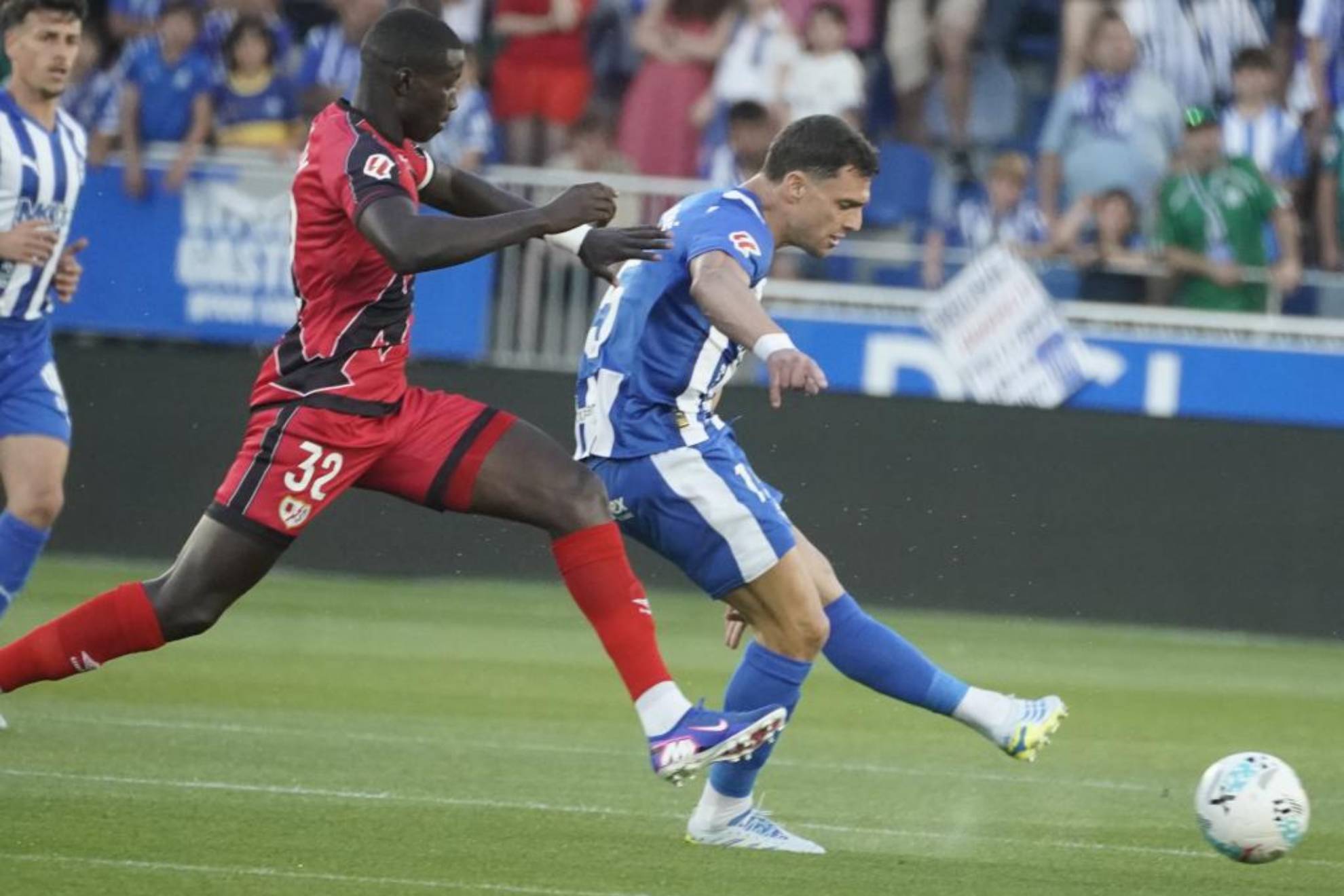 Boyé golpeando el balón